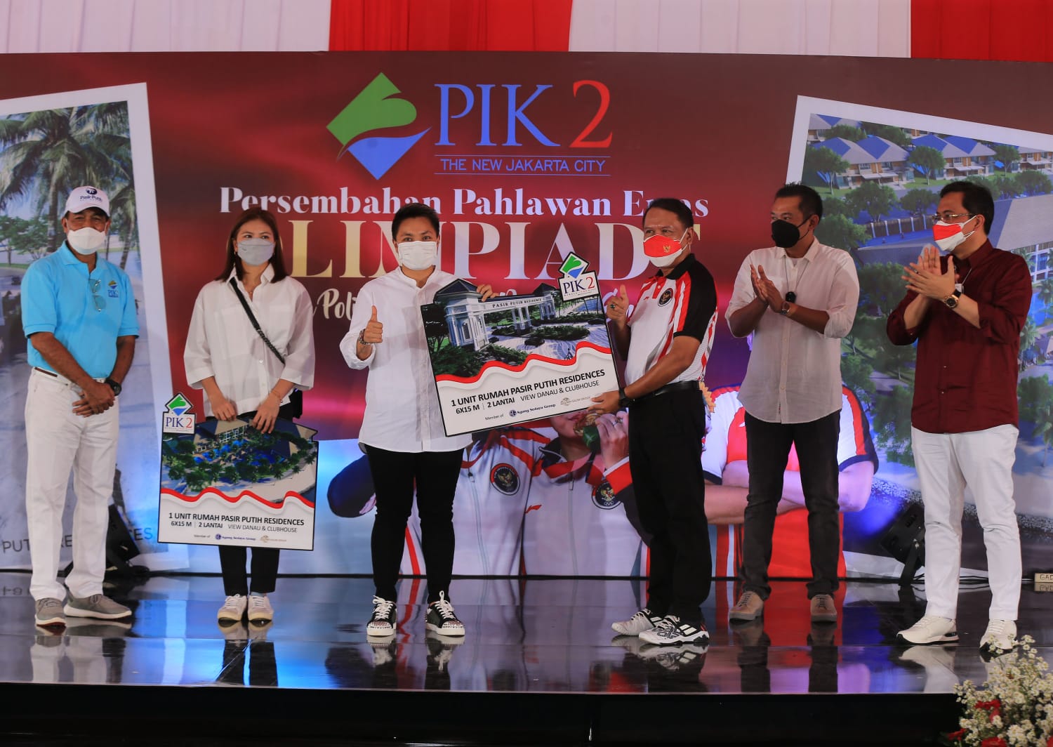 Penyerahan secara simbolis hadiah rumah dari PIK2 kepada Greysia Polii, Apriyani Rahayu, dan pelatih Eng Hiang pada Minggu (22/8).