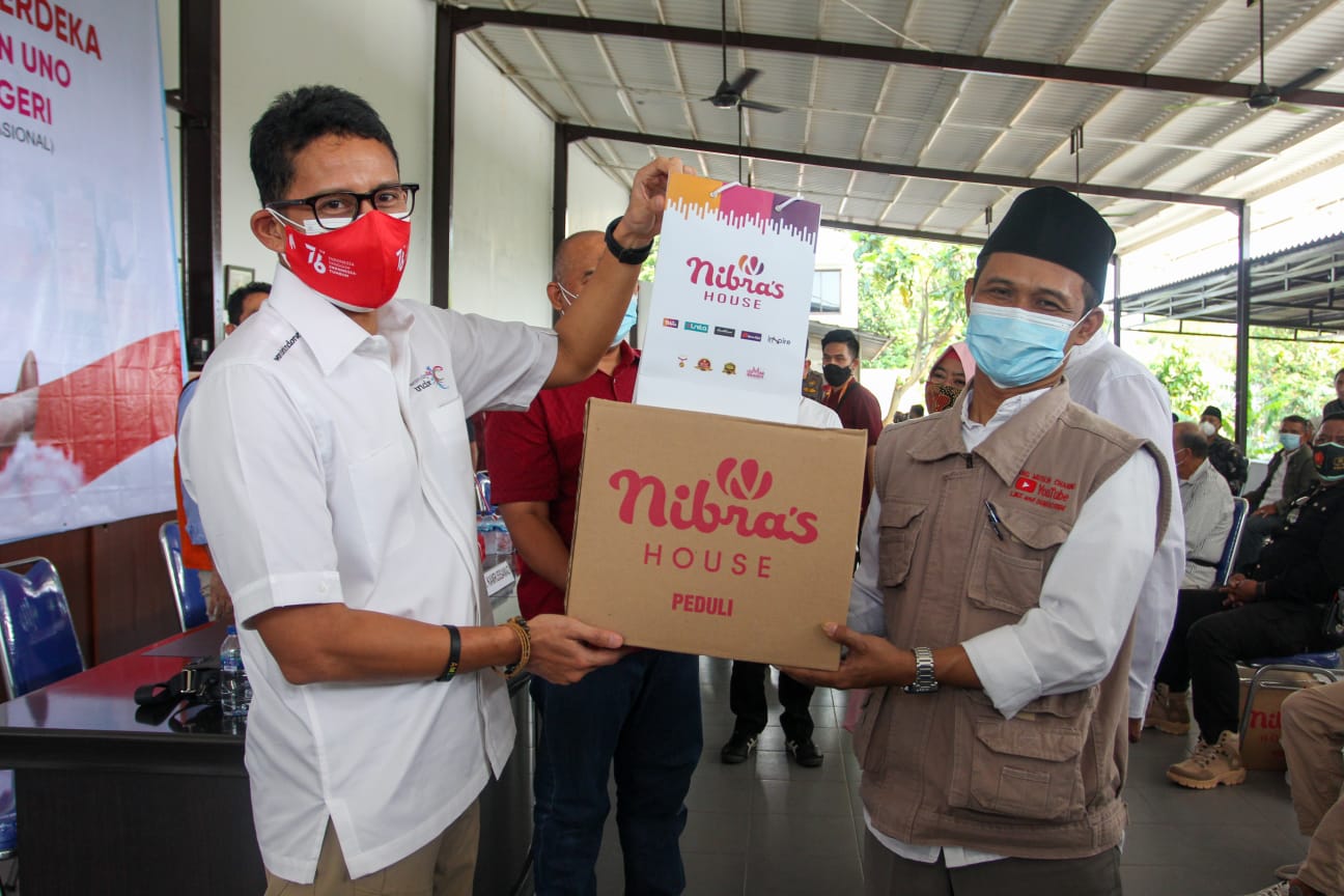Menparekraf Sandiaga Uno merayakan HUT ke-76 RI dengan membagikan paket sembako bekerja sama dengan Nibras, Selasa (17/8)