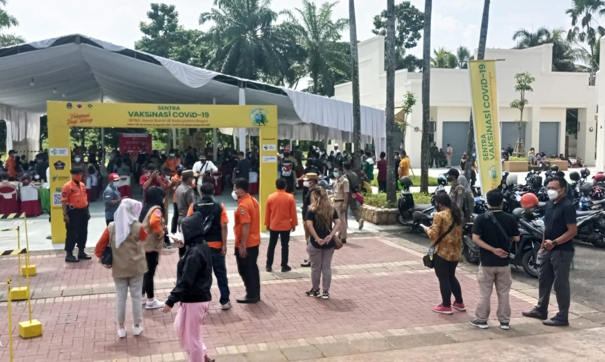 Vaksinasi Covid-19 di Telaga Kahuripan