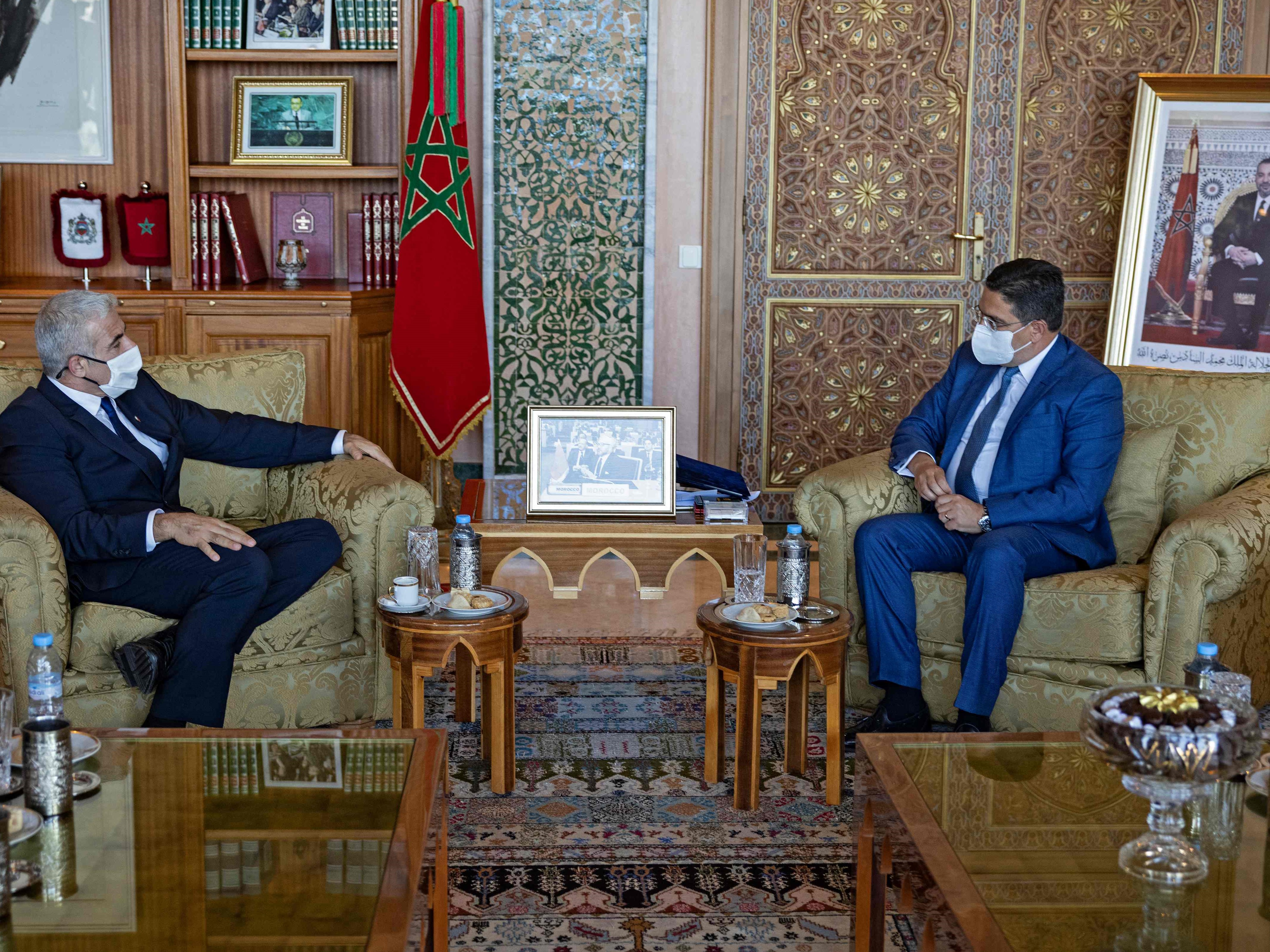 Menlu Maroko Nasser Bourita (kanan) dan Menlu Israel Yair Lapid berbicara setelah menandatangani perjanjian kerja sama, Rabat, Rabu (11/8).