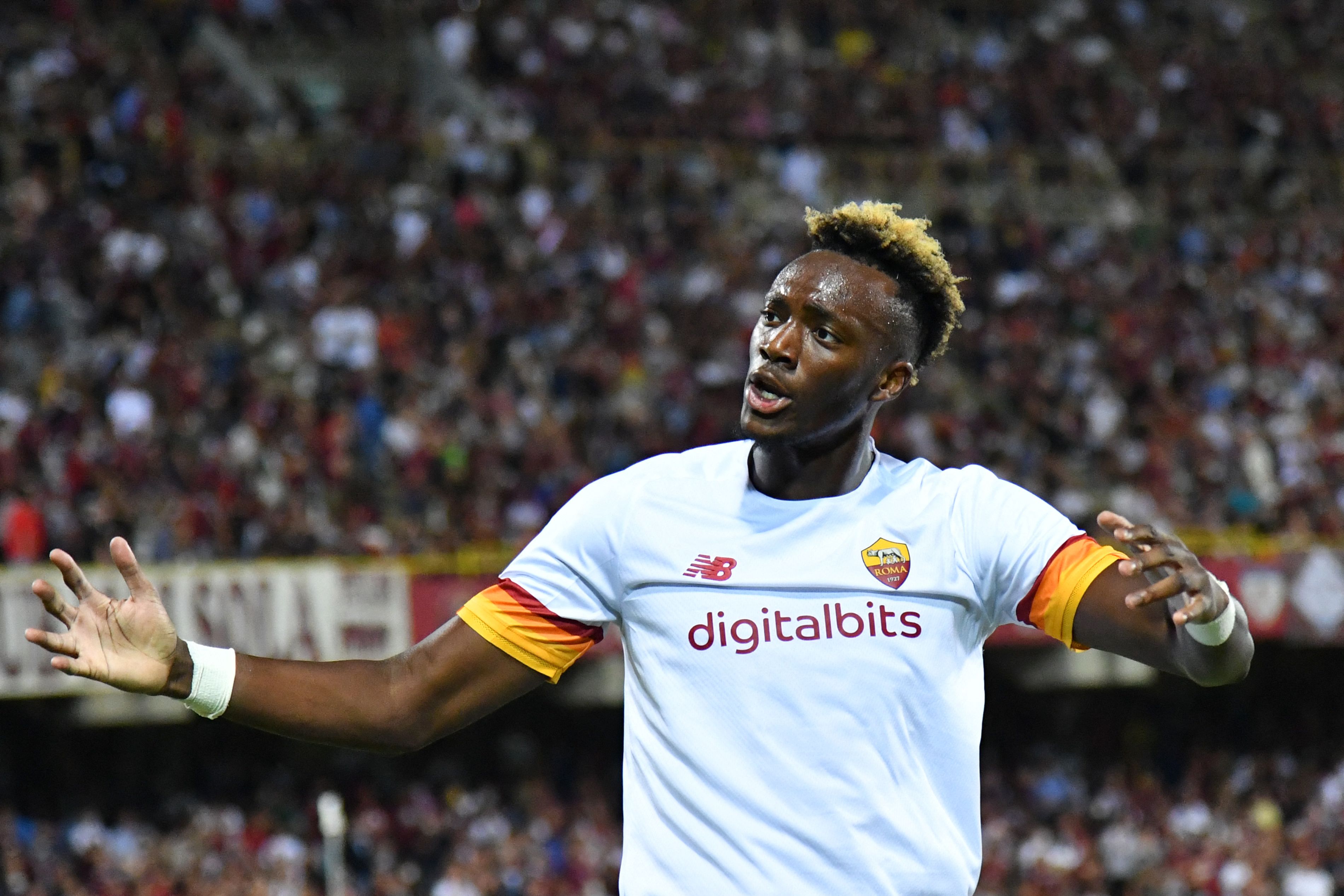 Penyerang AS Roma Tammy Abraham melakukan selebrasi usai mencetak gol ke gawang Salernitana di laga Serie A. 