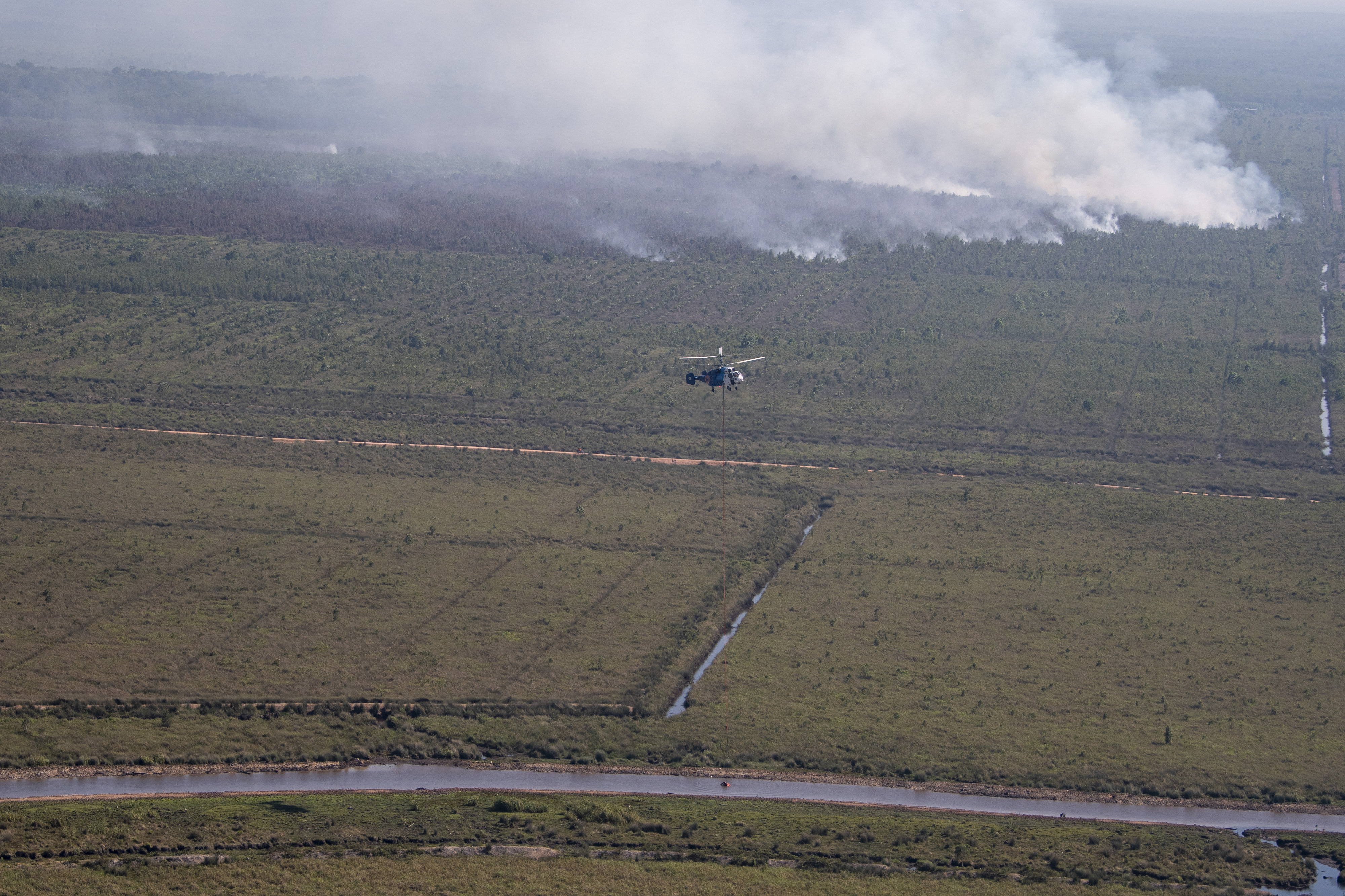 Upaya pemadaman karhutla dari udara