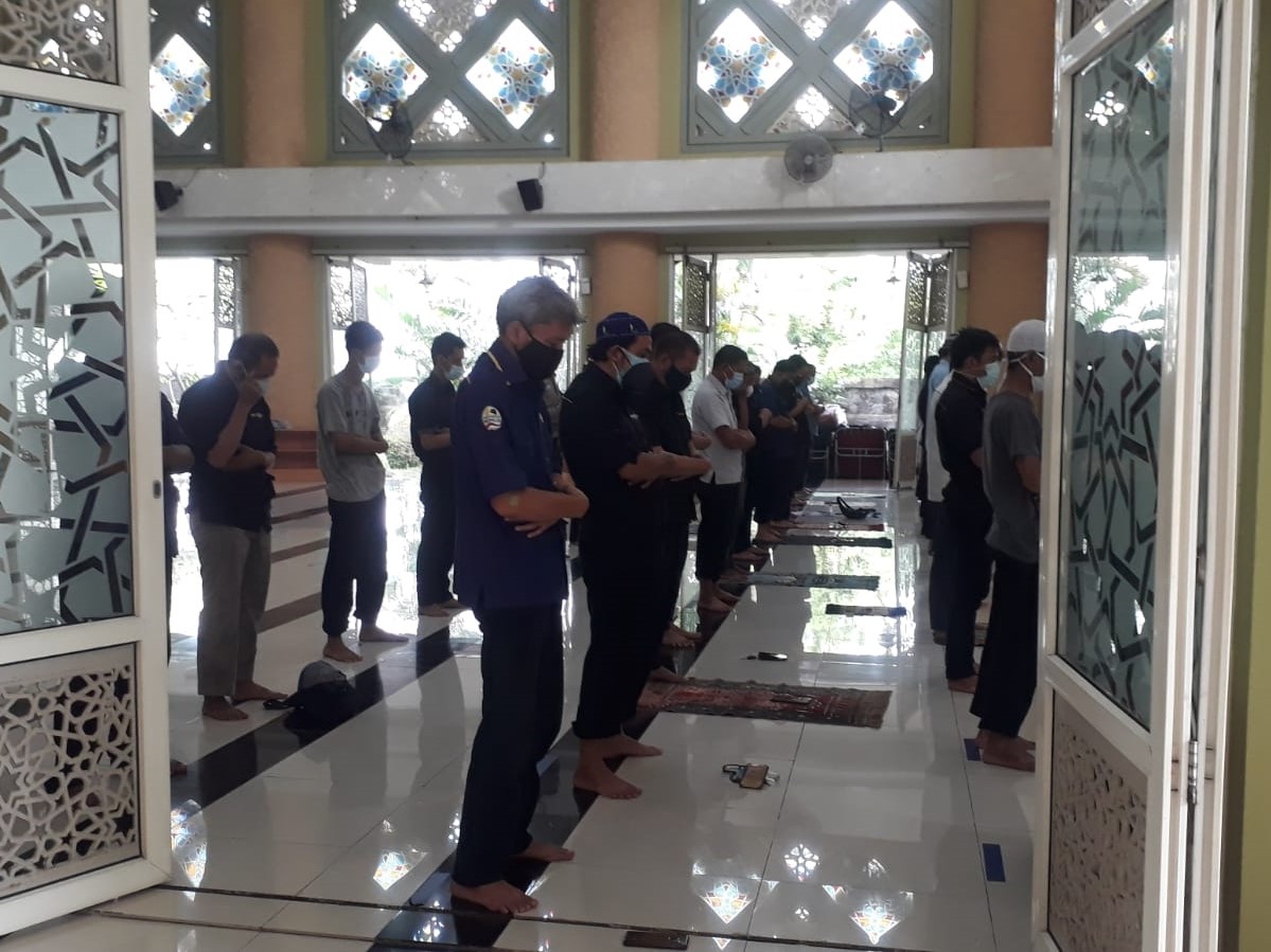 Salat zuhur berjamaah di Masjid Nursiah Daud Paloh, Selasa (10/8). 