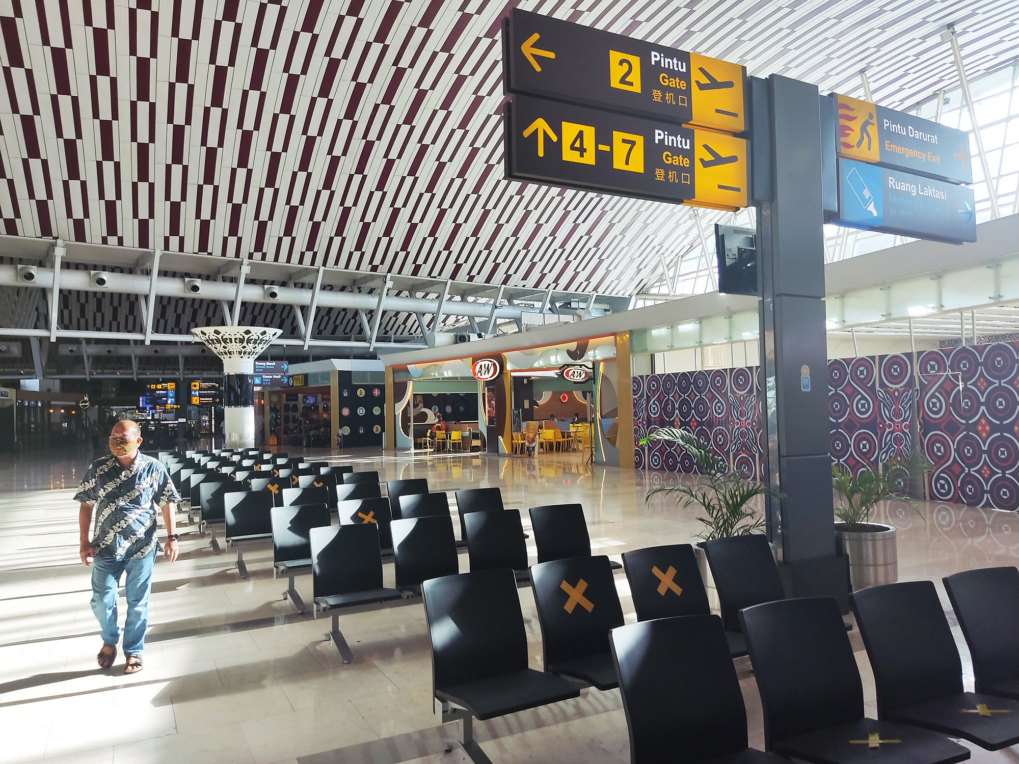 Calon penumpang berjalan di Bandara Internasional Sultan Hasanuddin, Makassar, Sulawesi Selatan, Jumat (30/07)