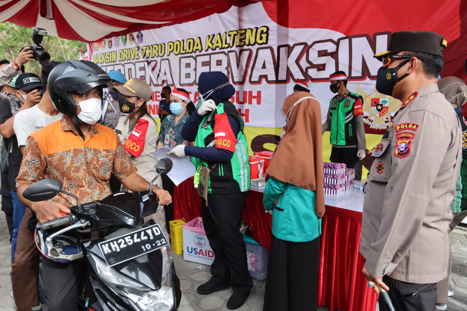 Kapolda Kalimantan Tengah Irjen Dedi Prasetyo tengah meninjau proses vaksinasi drive thru di Palangka Raya