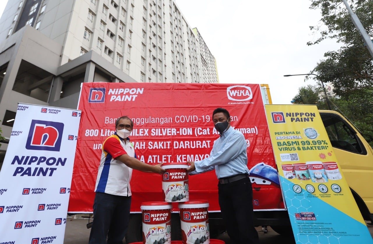 Pemberian cat Anti-Mirkoba Silver-ion pada Wisa Atlet