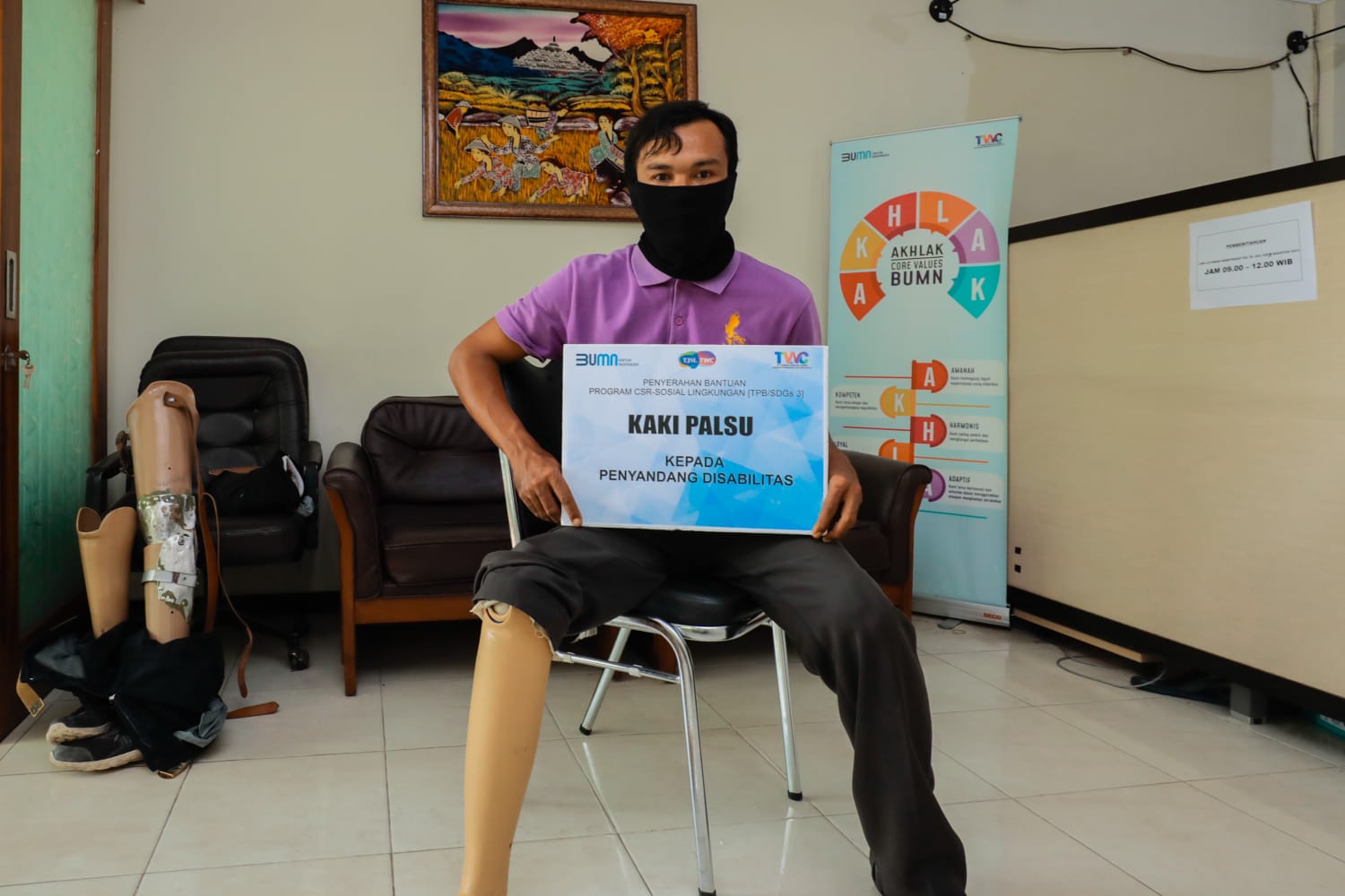 Salah satu dari tiga penerima kaki palsu dari PT TWC, di Sleman, Rabu (4/8)