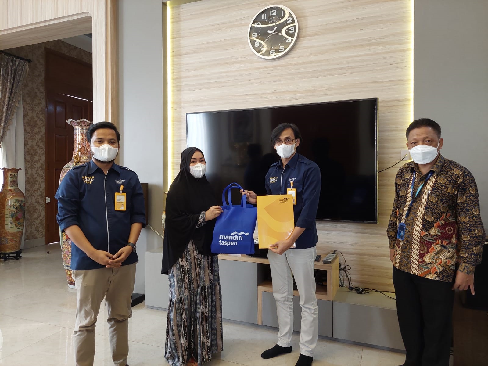 Penyerahan santunan Taspen kepada ahli waris bupati Bekasi.