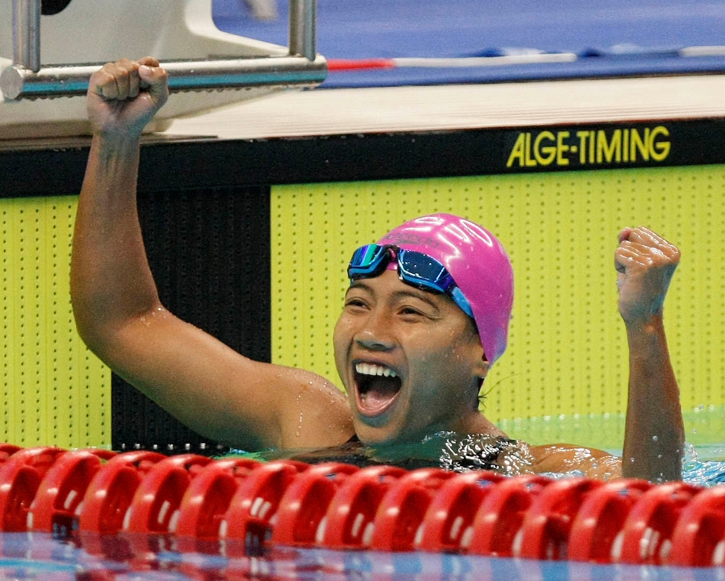 Aksi perenang Indonesia Syuci Indriani berekspresi seusai memenangkan final renang gaya dada 100 meter putri SB14 Asian Para Games 2018.