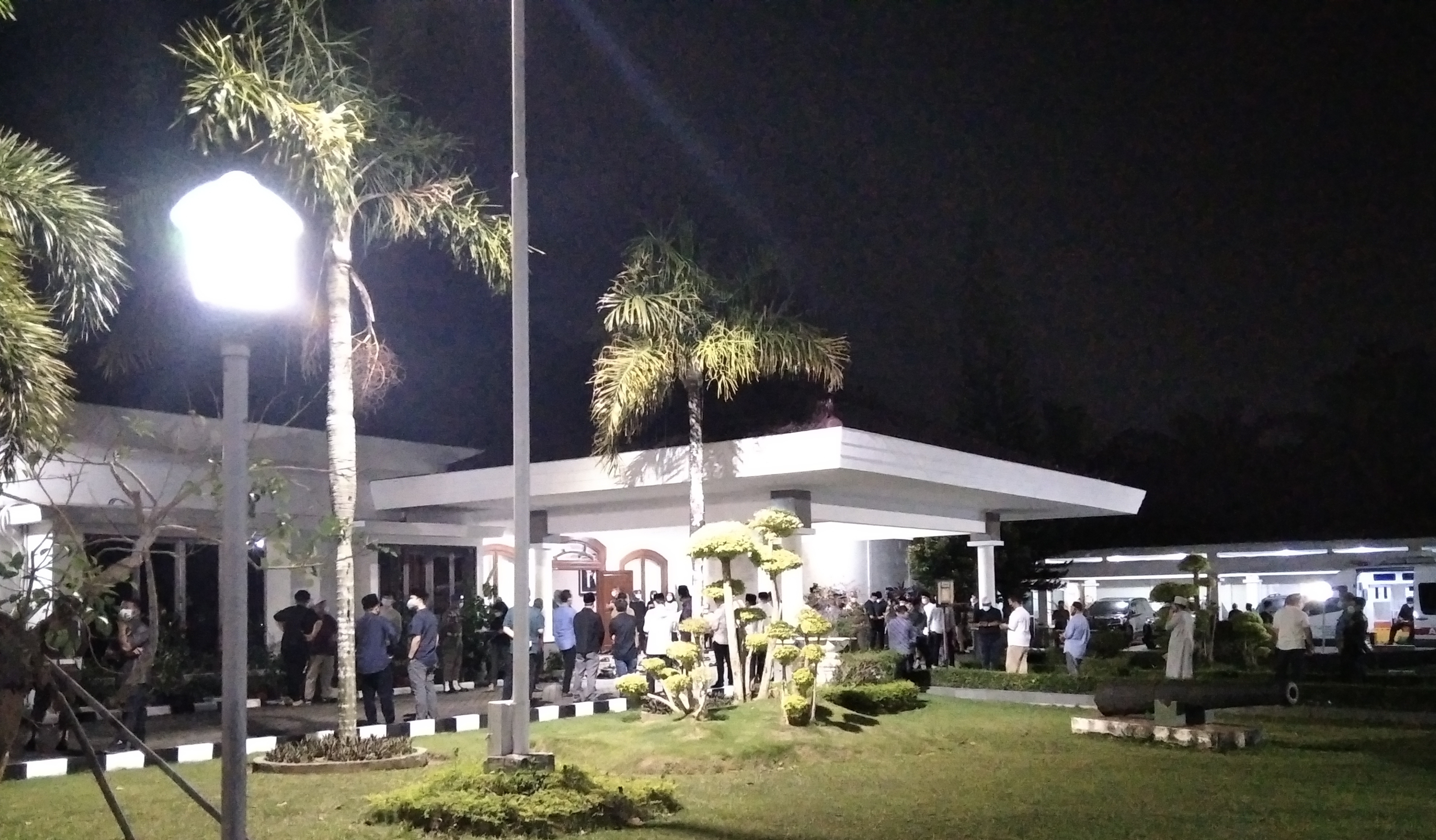 Suasana rumah dinas Gubernur Sumsel di Griya Agung Palembang, tempat Percha Leanpuri disemayamkan sebelum dimakamkan, Kamis malam (19/8)