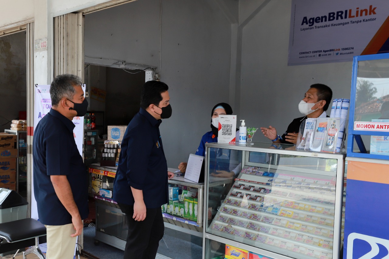 Dirut BRI Sunarso (kiri) dan Menteri BUMN Erick Thohir.