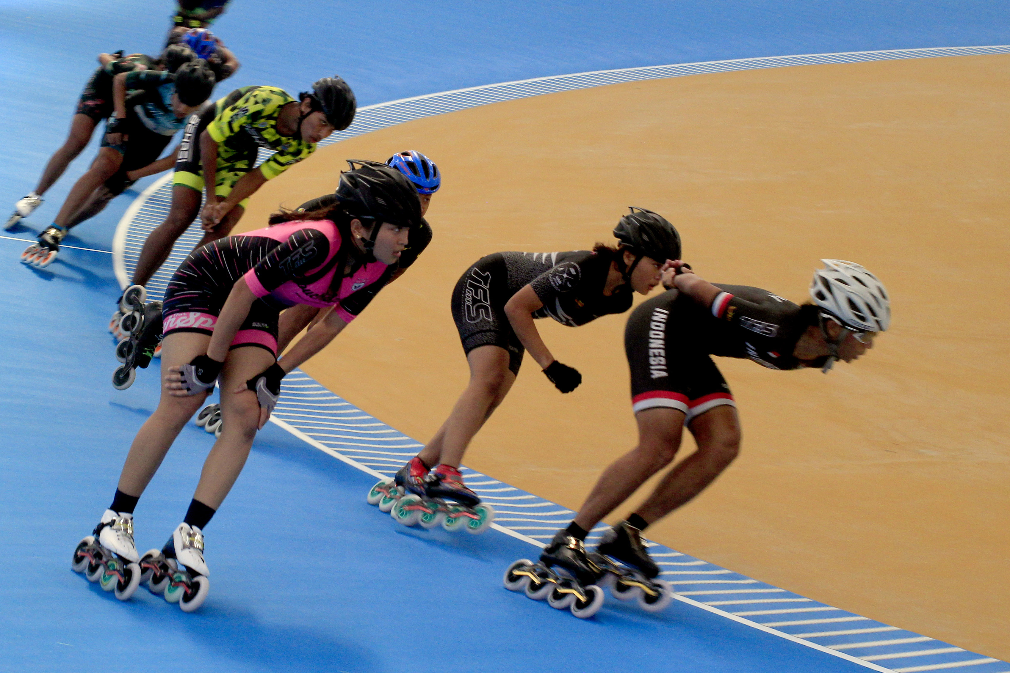 Sejumlah atlet berlatih di venue sepatu roda yang berlokasi di Kota Jayapura, Papua.