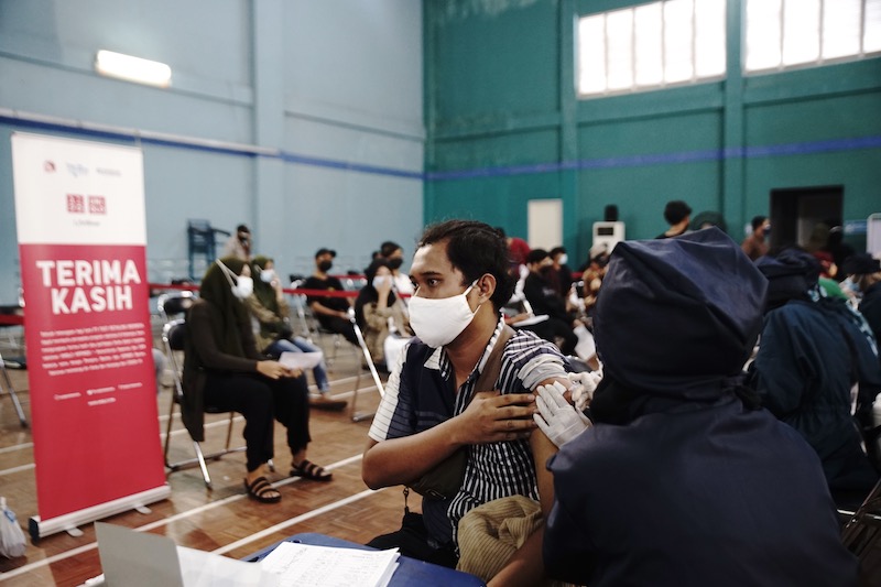 Warga Tangerang menerima vaksinasi covid-19 