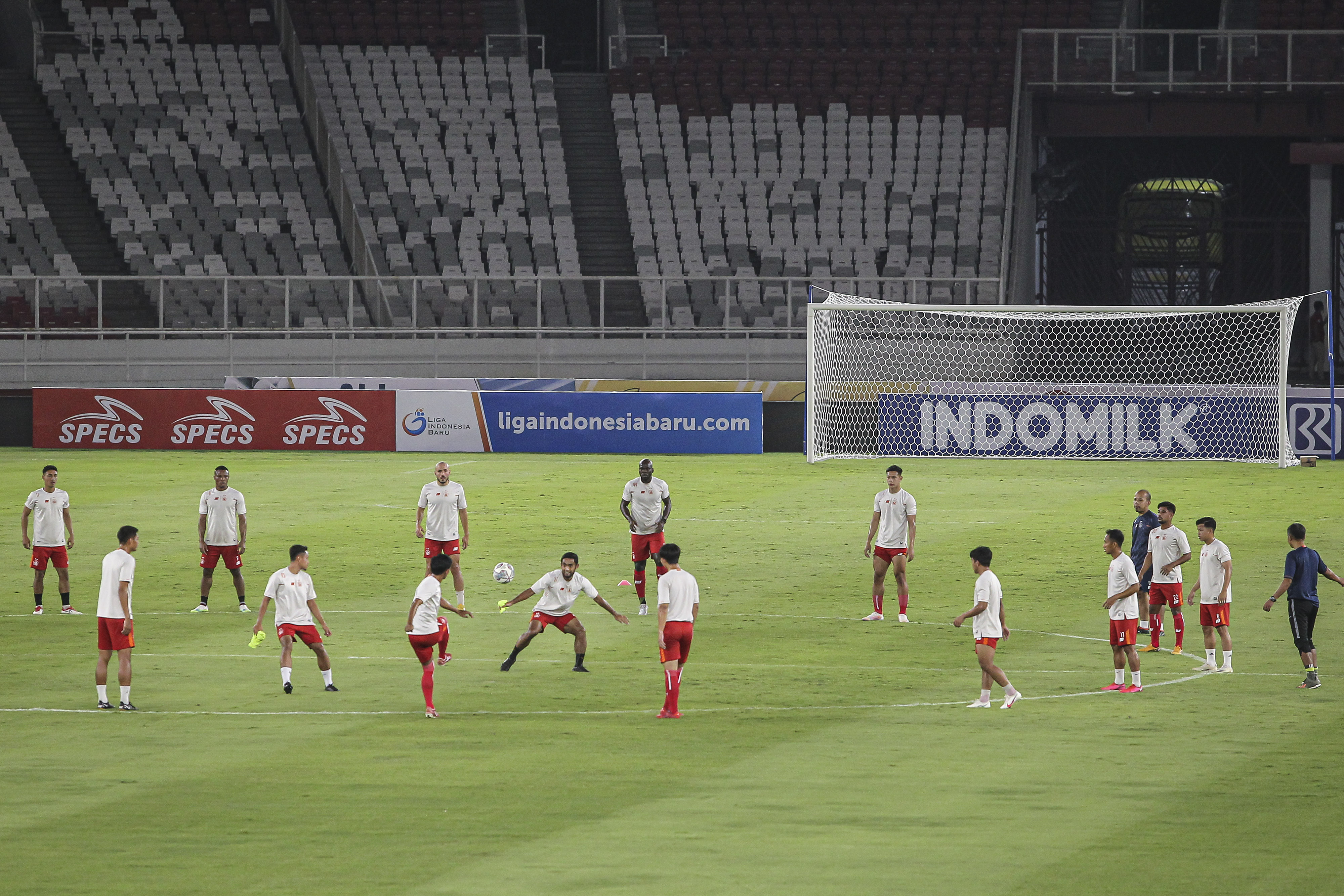 Pemain Persik Kediri saat menjalani sesi latihan di Stadion Utama GBK, Jakarta.