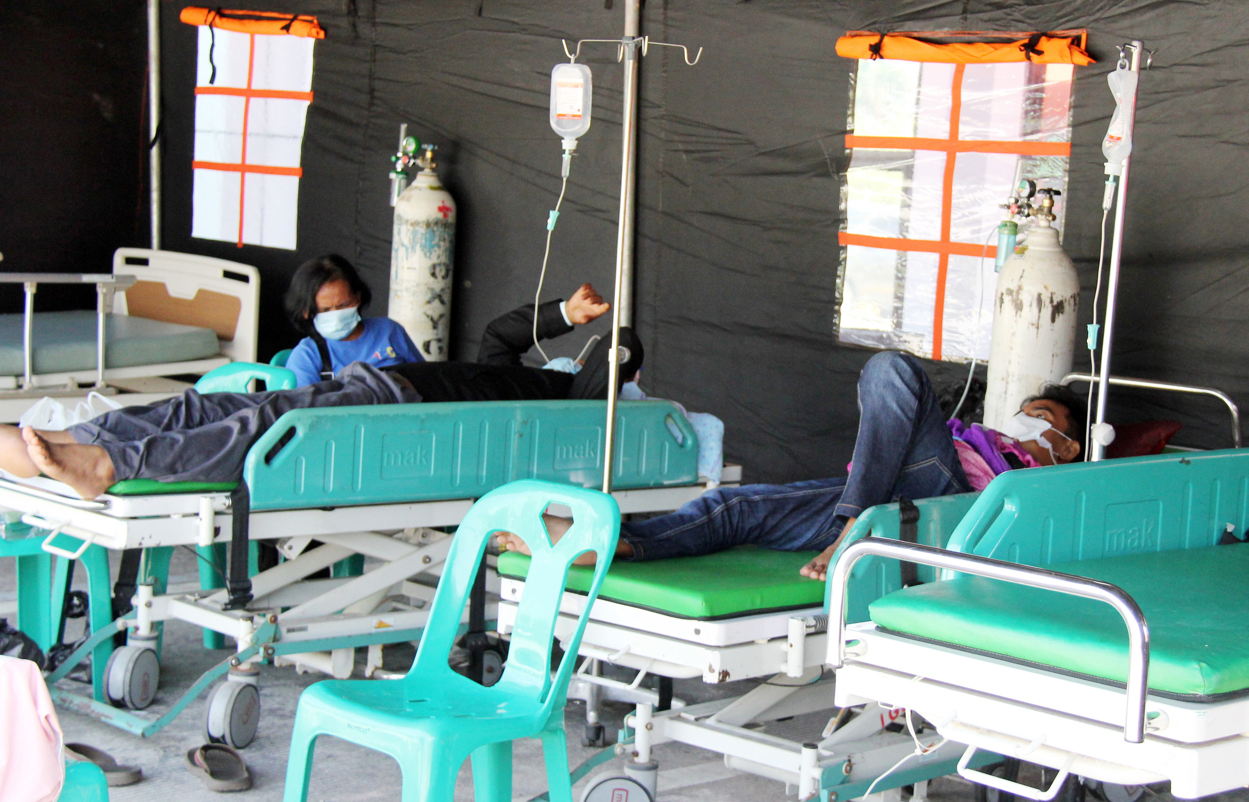 Pasien Covid-19 dirawat di tenda darurat RSUD DUmai, Riau