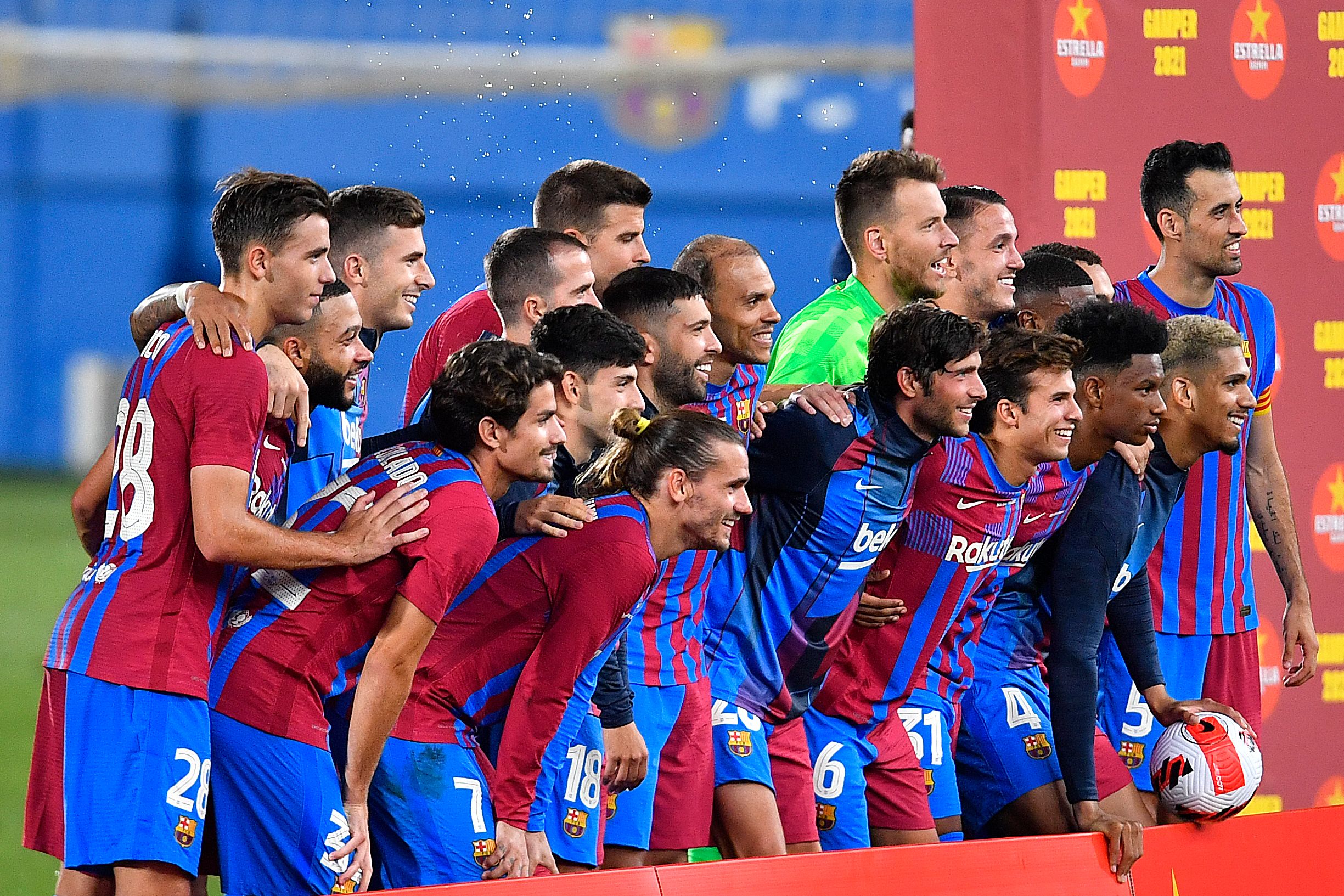Para pemain Barcelona melakukan selebrasi usai memenangi laga Trofi Joan Gamper melawan Juventus.