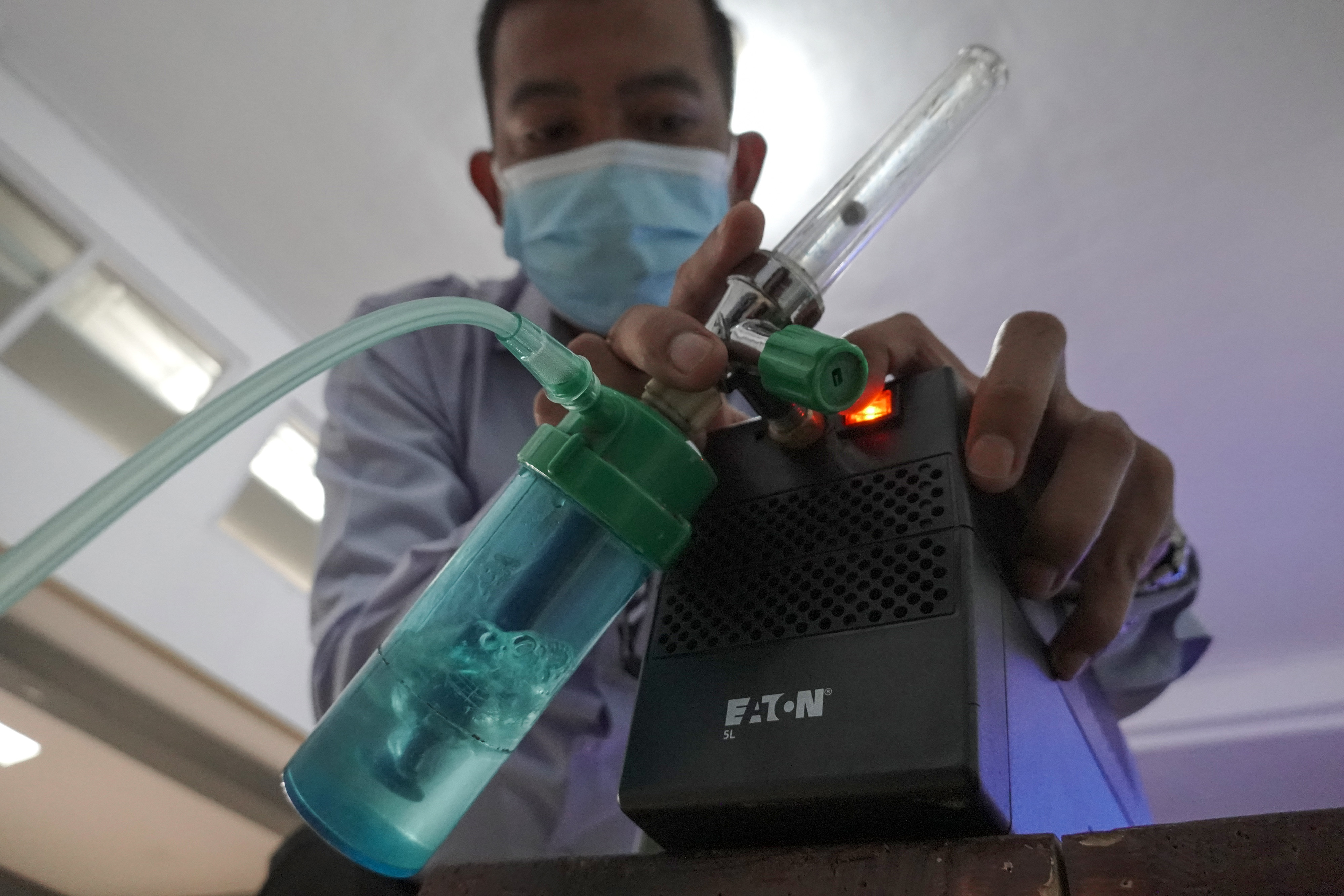 Petugas menunjukkan cara penggunaan Portable Oxygen Concentrator.