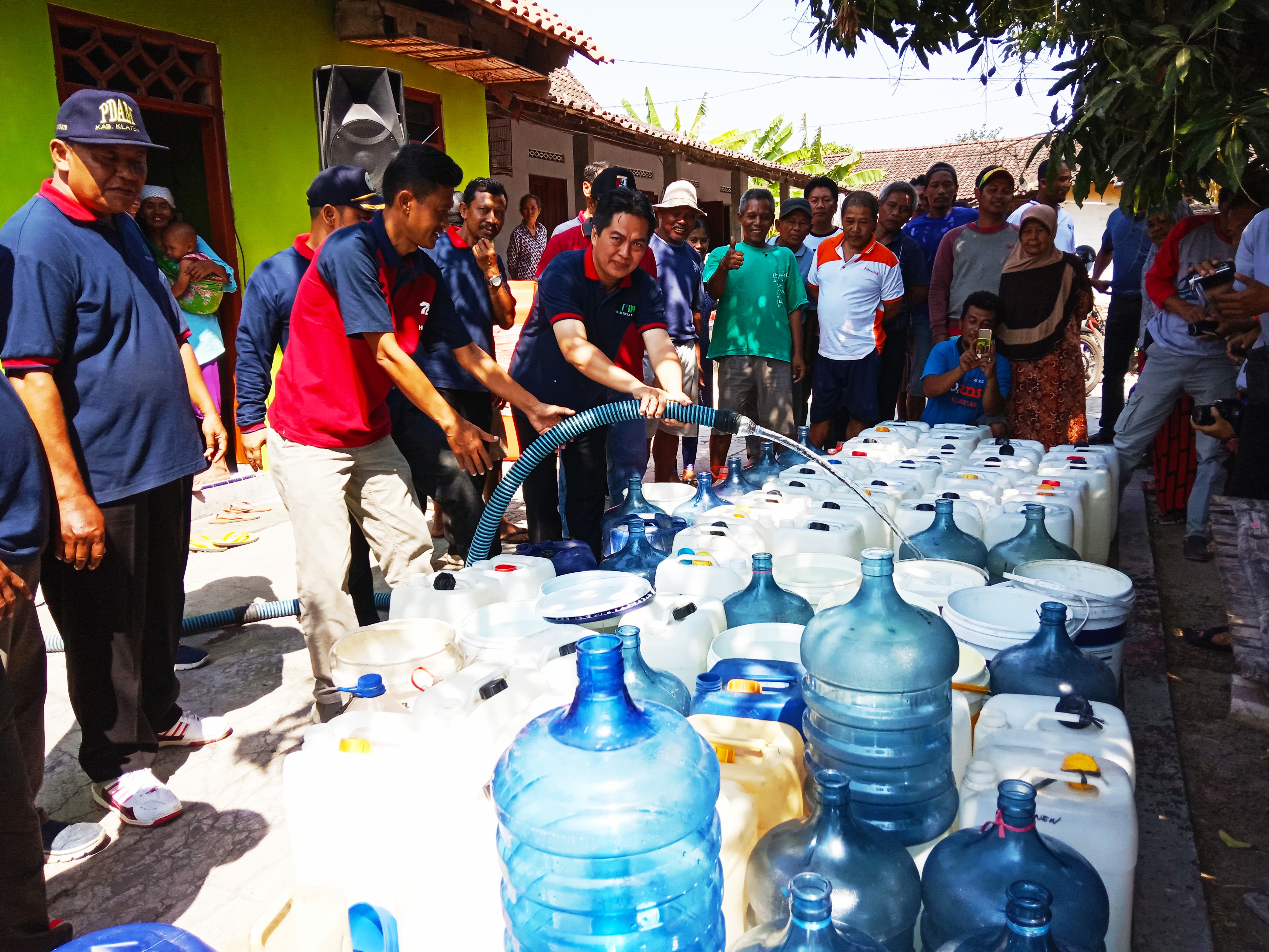Bantuan air bersih dikirim ke sejumlah desa di Klaten, Jawa Tengah, yang terdampak kekeringan