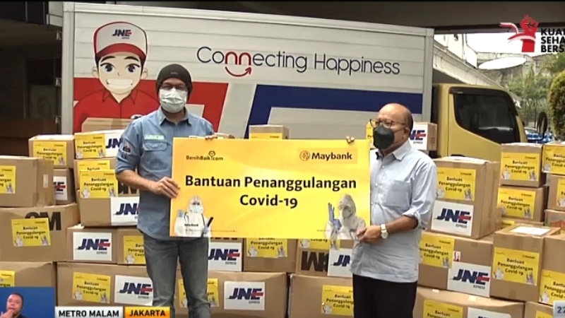 Pendiri BenihBaik.com, Andy F. Noya (kiri) menerima bantuan alat kesehatan dari Maybank Indonesia. 