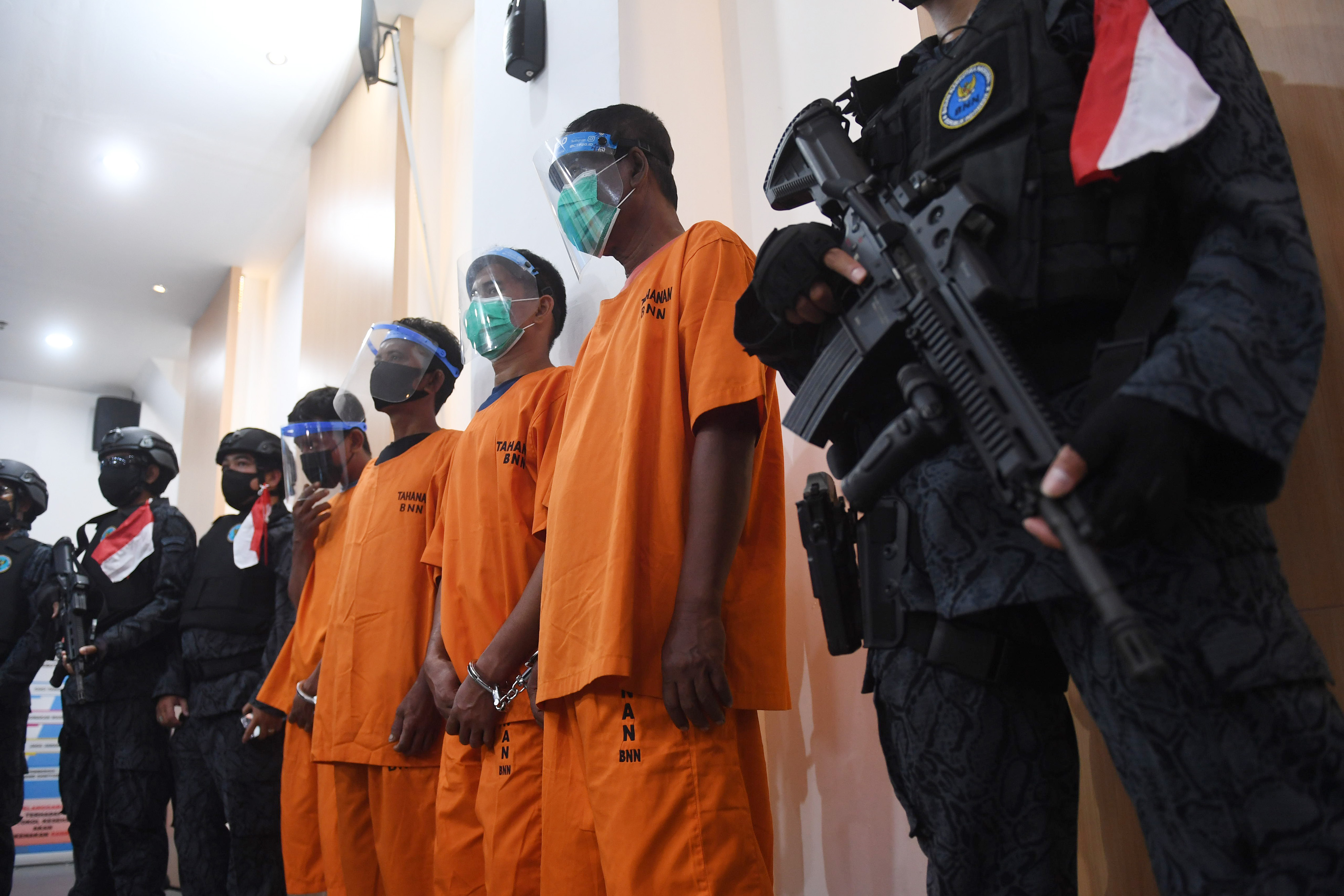 BNN saat melakukan konferensi pers kasus jaringan narkoba yang turut menghadirkan tersangka.