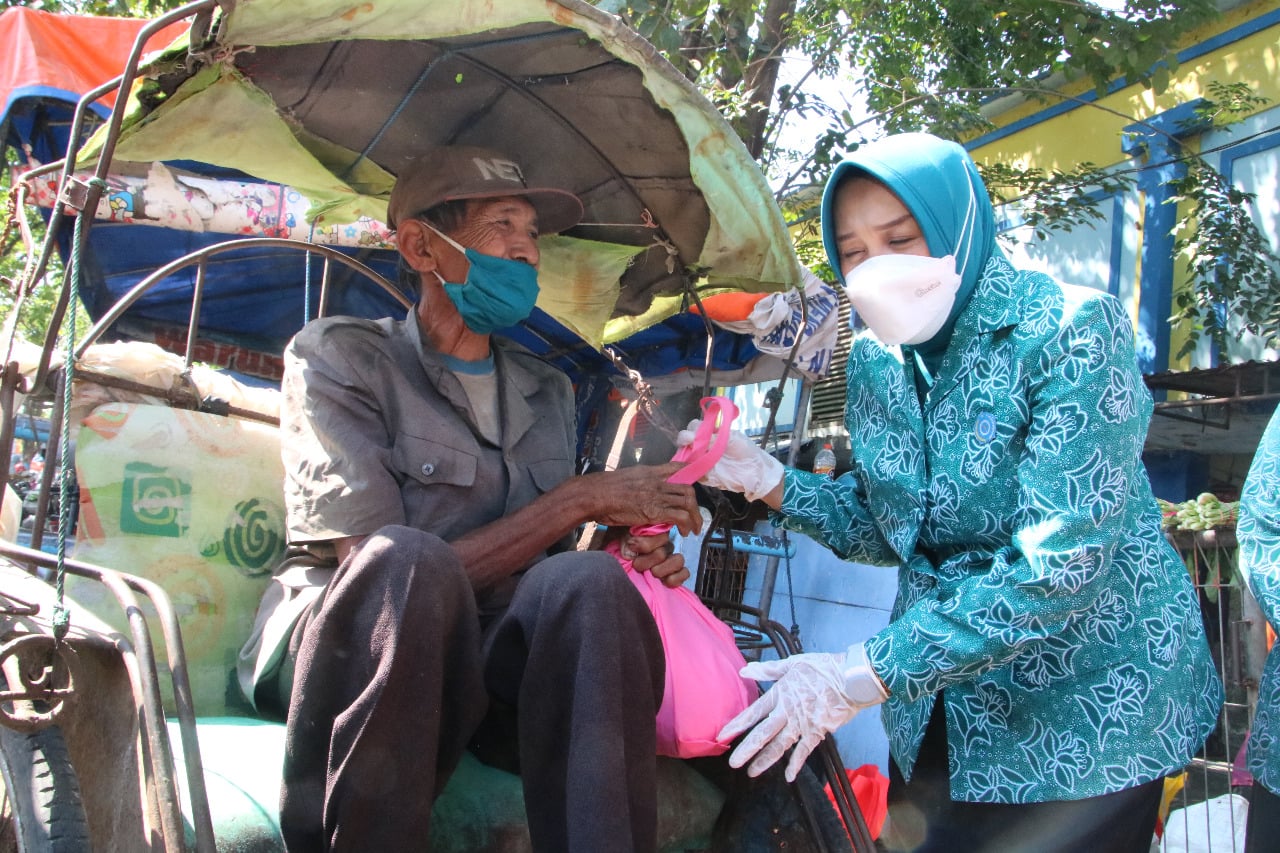  Ketua TP PKK Kabupaten Lamongan, Anis Kartika Yuhronur Efendi, membagikan sembako mereka yang terdampak pandemi.
