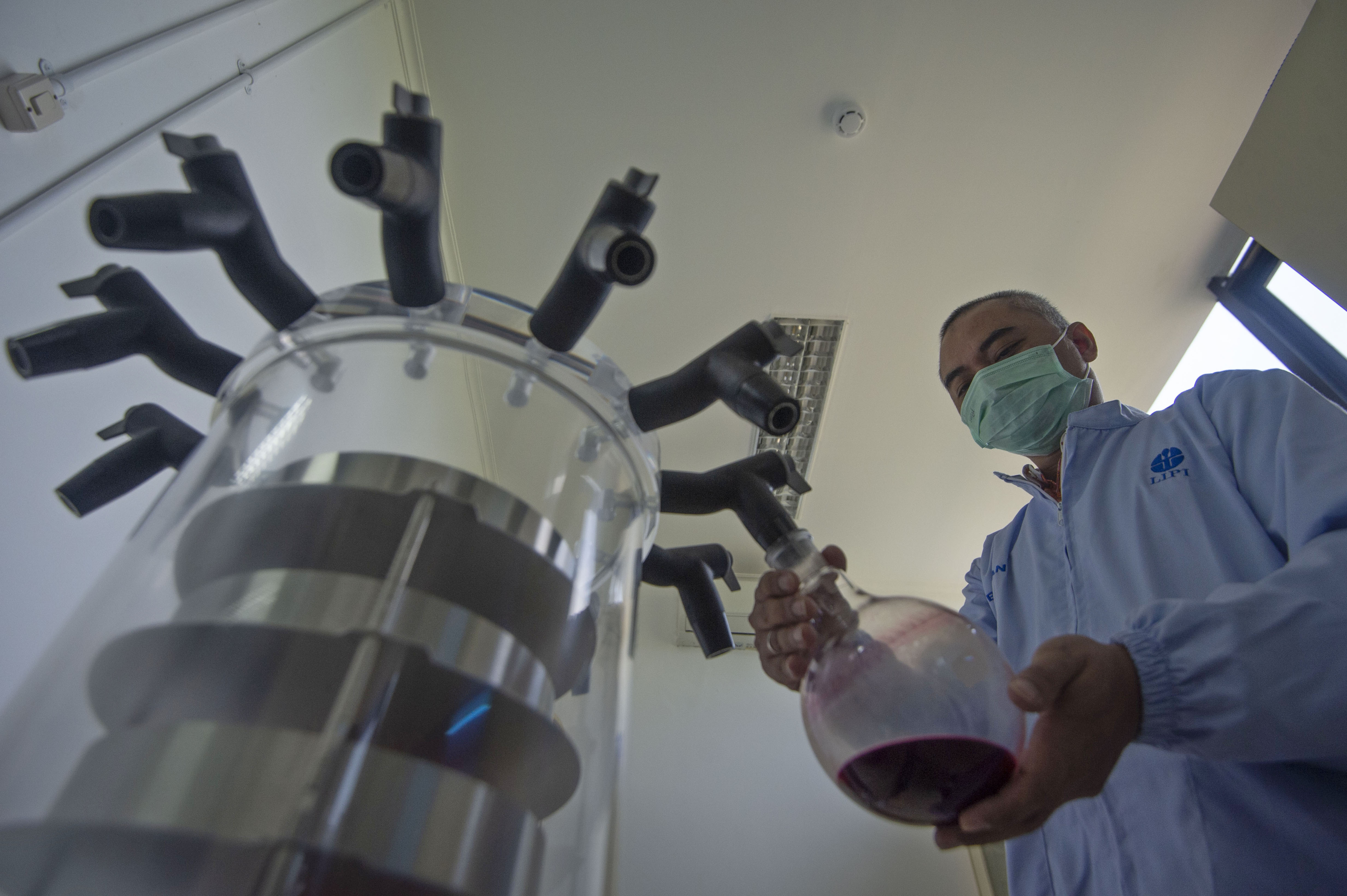 Peneliti melakukan pengeringan beku ekstrak bahan alam untuk imunomodulator di Laboratorium LIPI, Cibinong, Bogor, Jumat (17/7/2020).