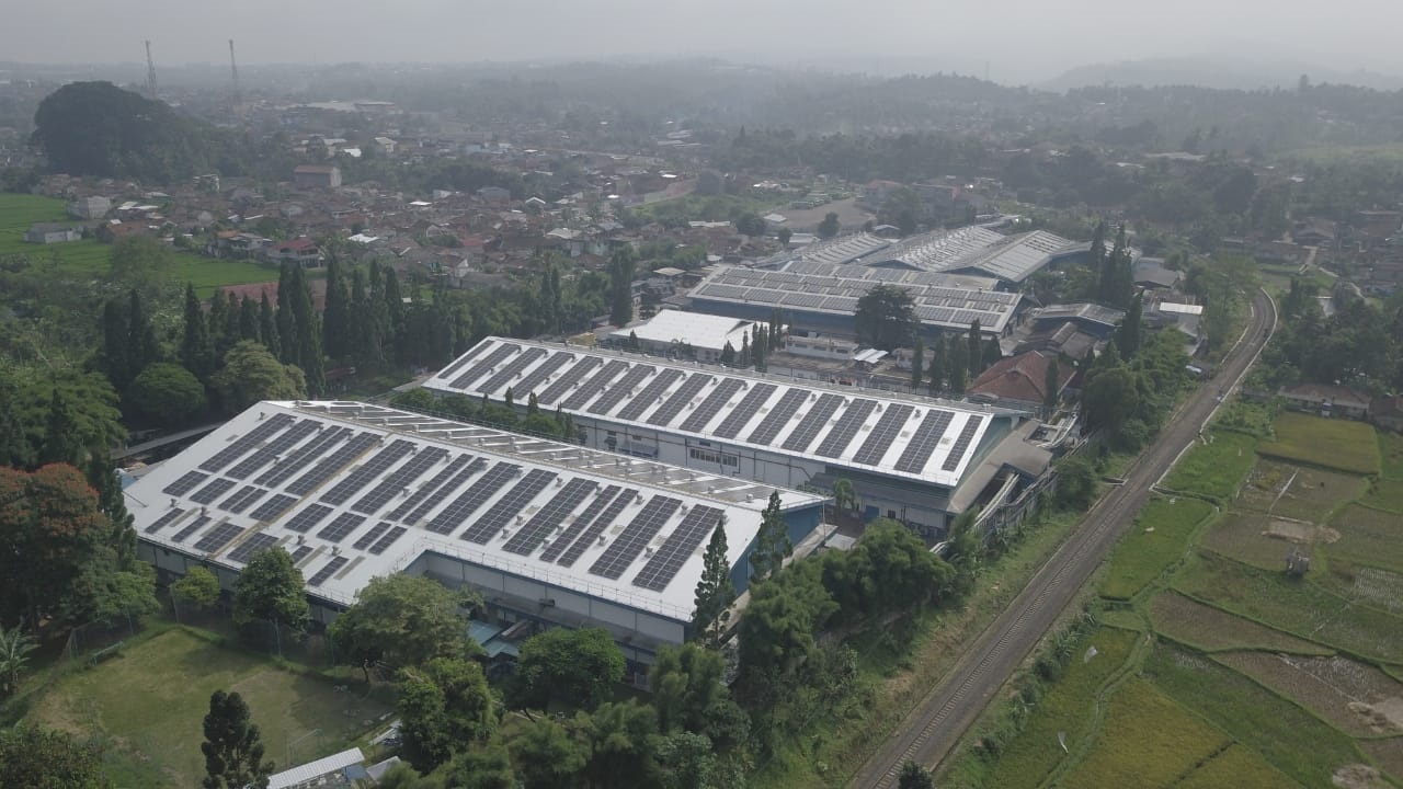 PLTS Atap terpasang di atas atap pabrik. 