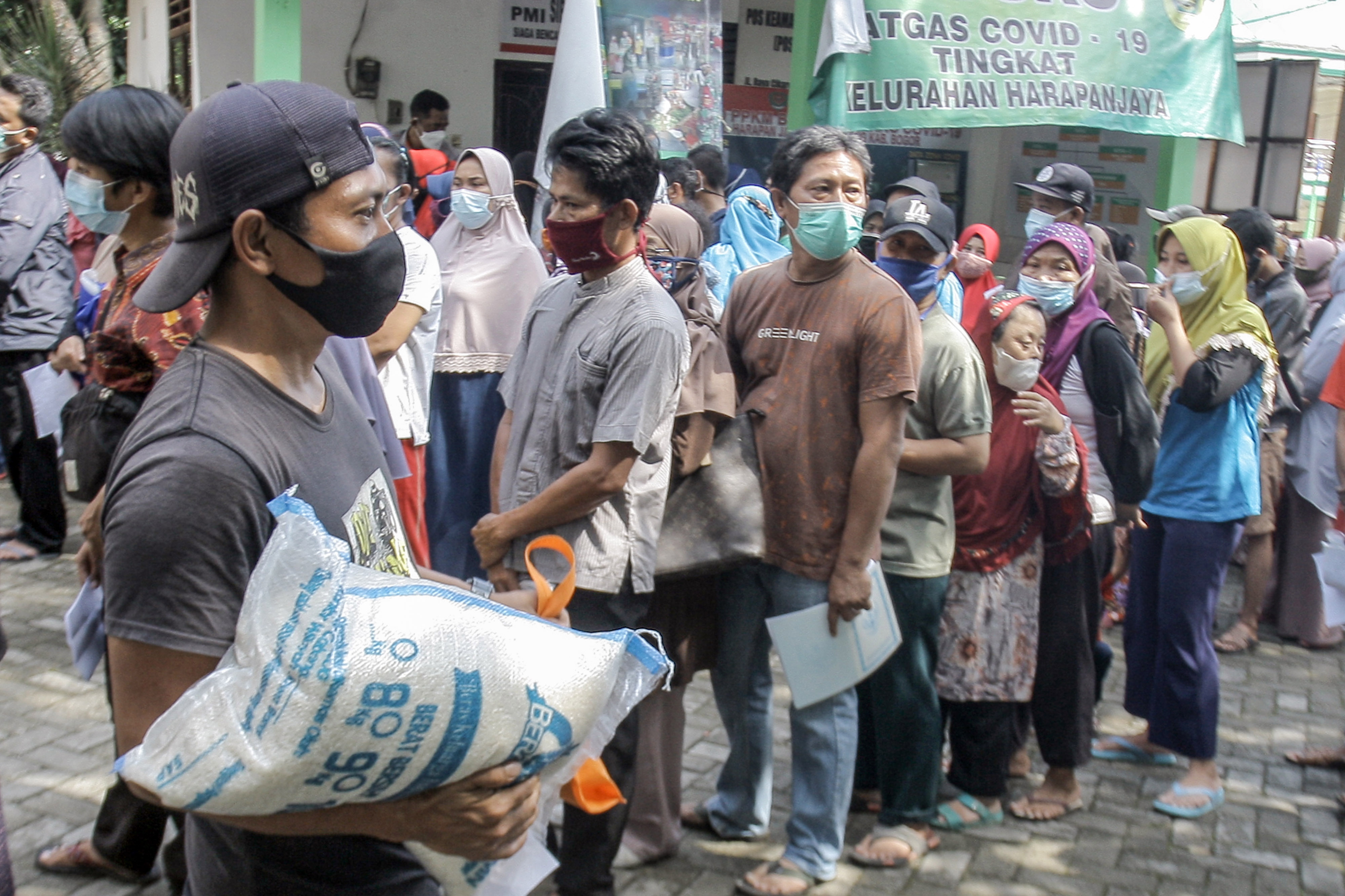 Penyerahan bantuan berupa beras