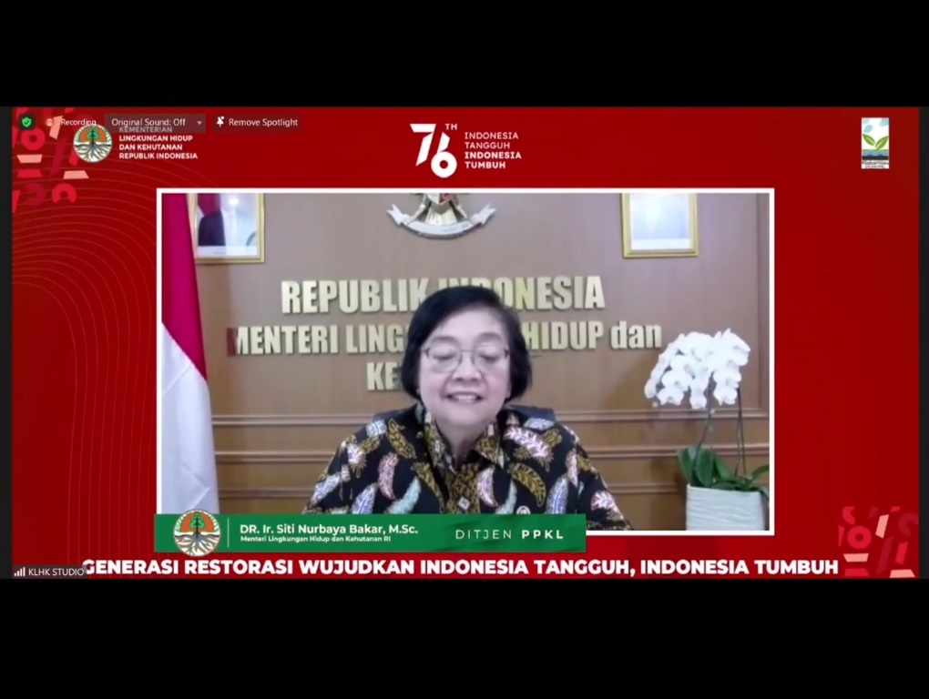 Menteri LHK Siti Nurbaya memberikan apresiasi kepada generasi muda pemenang Lomba Peringatan Hari Lingkungan Hidup Tahun 2021.