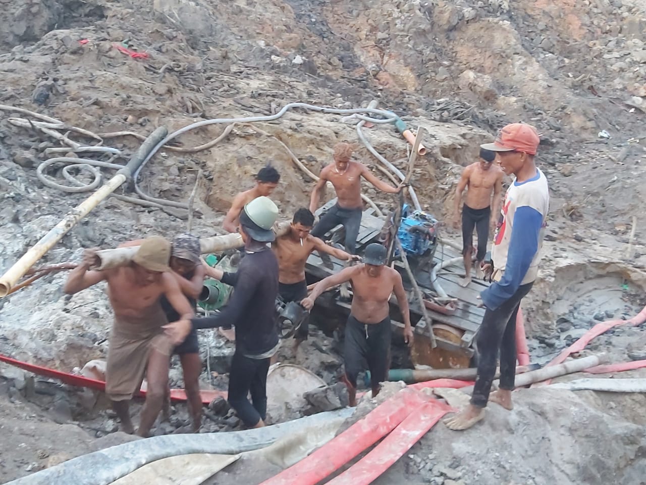 Penambang ilegal menjarah kawasan konsesi IUP milik PT Timah Tbk di Bangka Selatan, Babel. Kerugian mencapai miliaran rupiah.