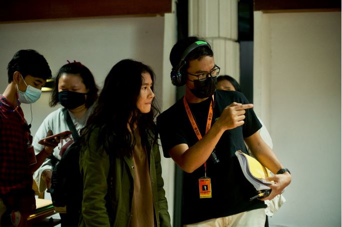 Wregas Bhanuteja (kanan) kala mengarahkan Shenina Cinnamon saat syuting film Penyalin Cahaya.