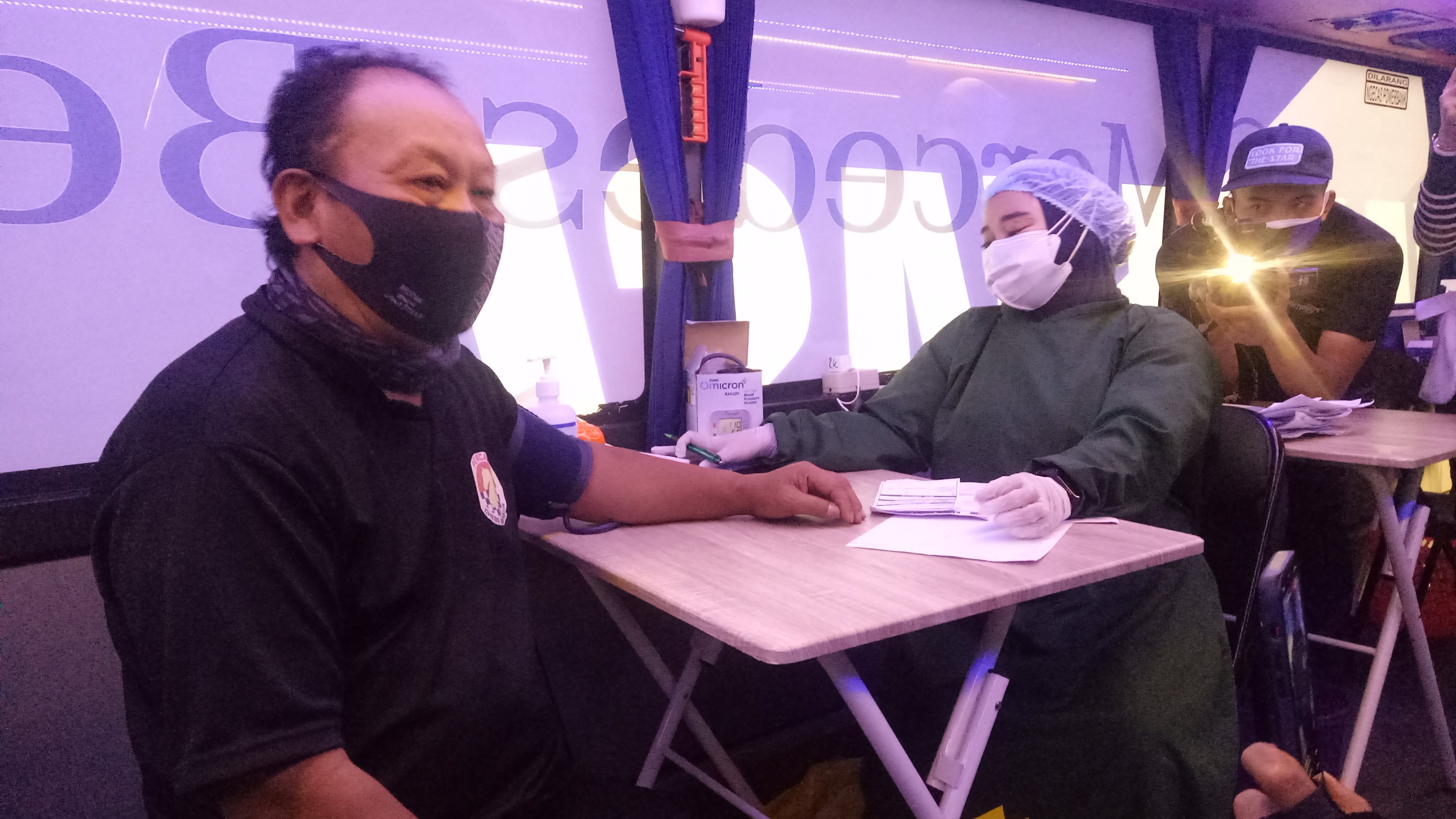 Seorang PKL di objek wisata Tangkuban Perahu mendapat vaksinasi dari NasDem