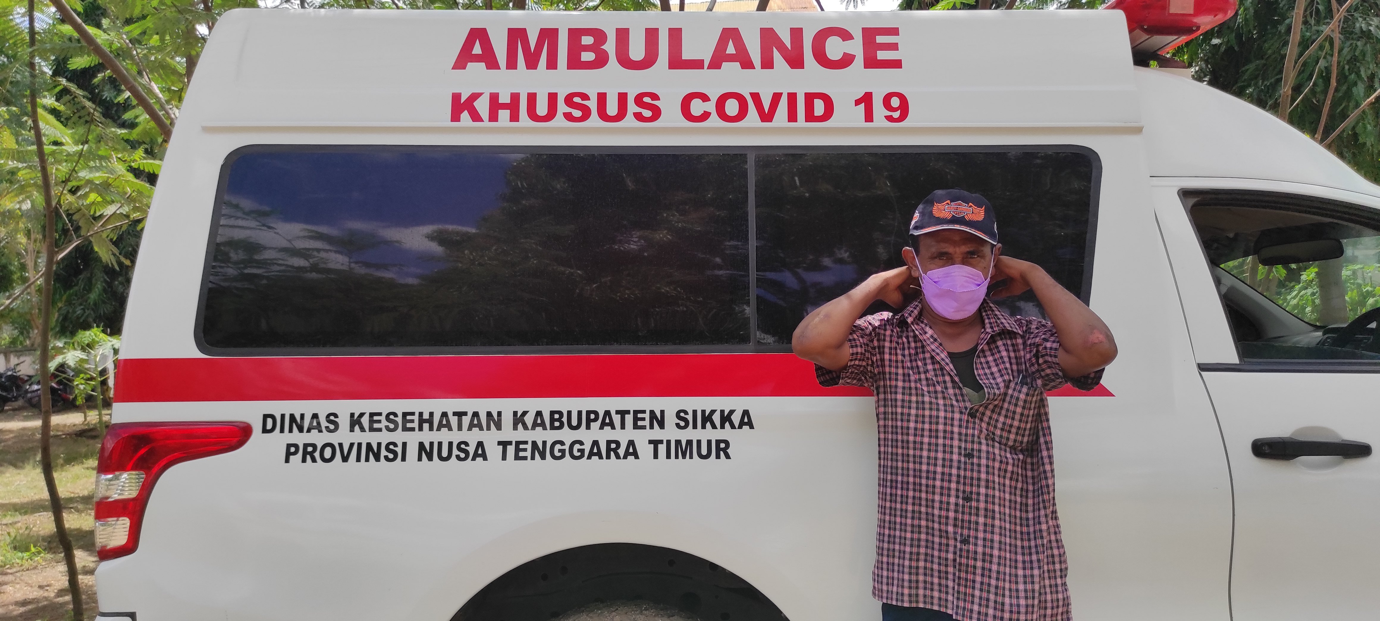 Yoseph, petugas Satgas Covid-19 Kabupaten Sikka, yang selamat saat diayunkan parang oleh keluarga pasien Isoman saat hendak dipindah ke isol