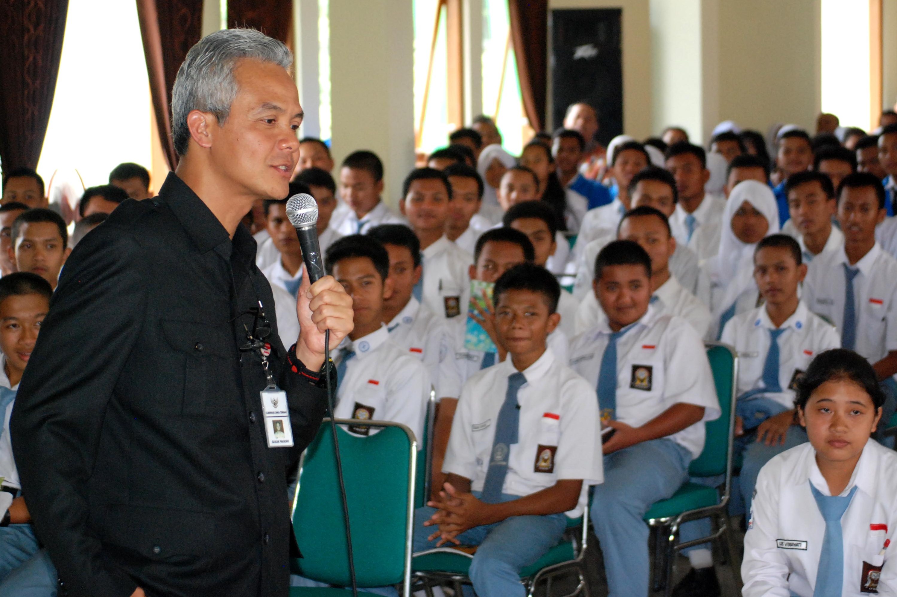 Gubernur Jawa Tengah Ganjar Pranowo (kiri) mengajar sejumlah siswa di SMK Negeri 1 Bawen, Kabupaten Semarang, Jawa Tengah, pada 2015.