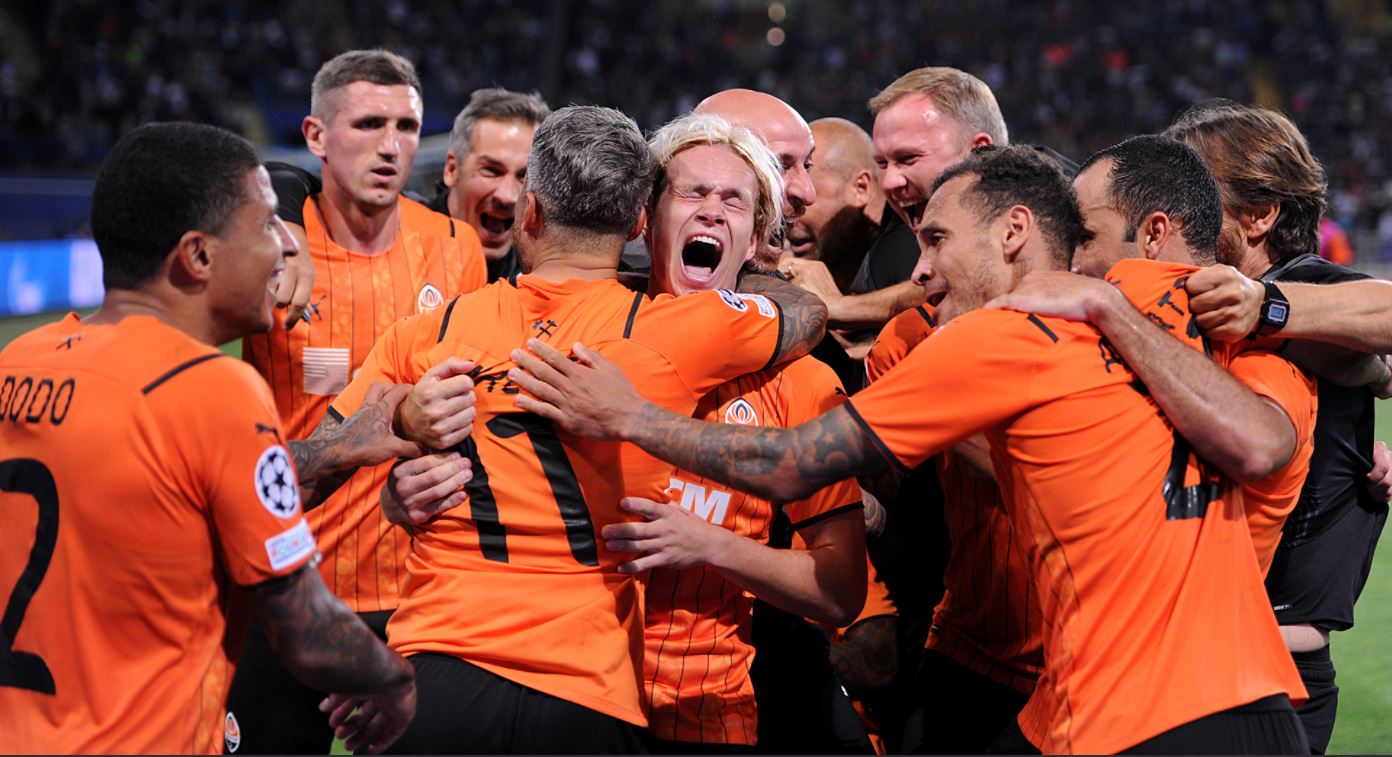Para pemain Shakhtar Donetsk melakukan selebrasi usai memastikan diri lolos ke fase grup Liga Champions.