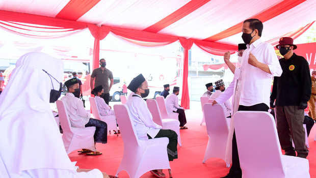 Presiden Joko Widodo meninjau vaksinasi santri di Kuningan, Jabar