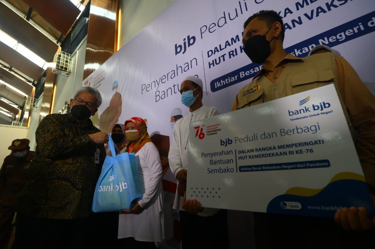 Direktur Utama Bank BJB Yuddy Renaldy menyerahkan bantuan kepada sejumlah pihak
