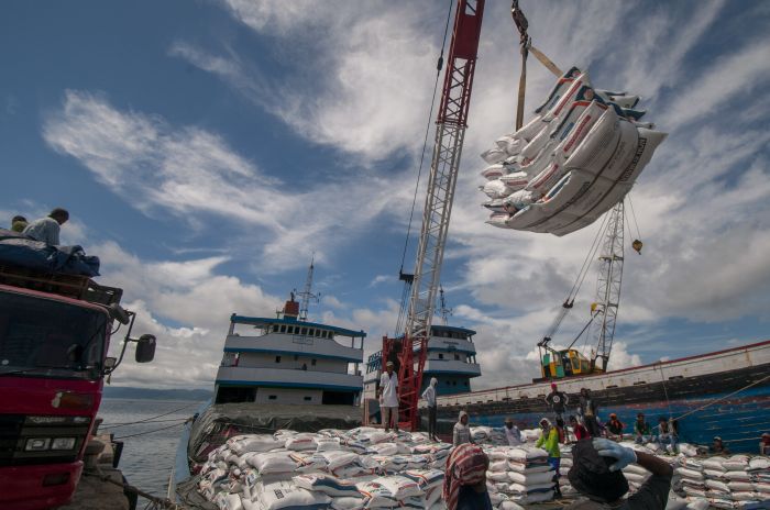 Pengapalan pupuk hasil produksi Pupuk Kaltim 