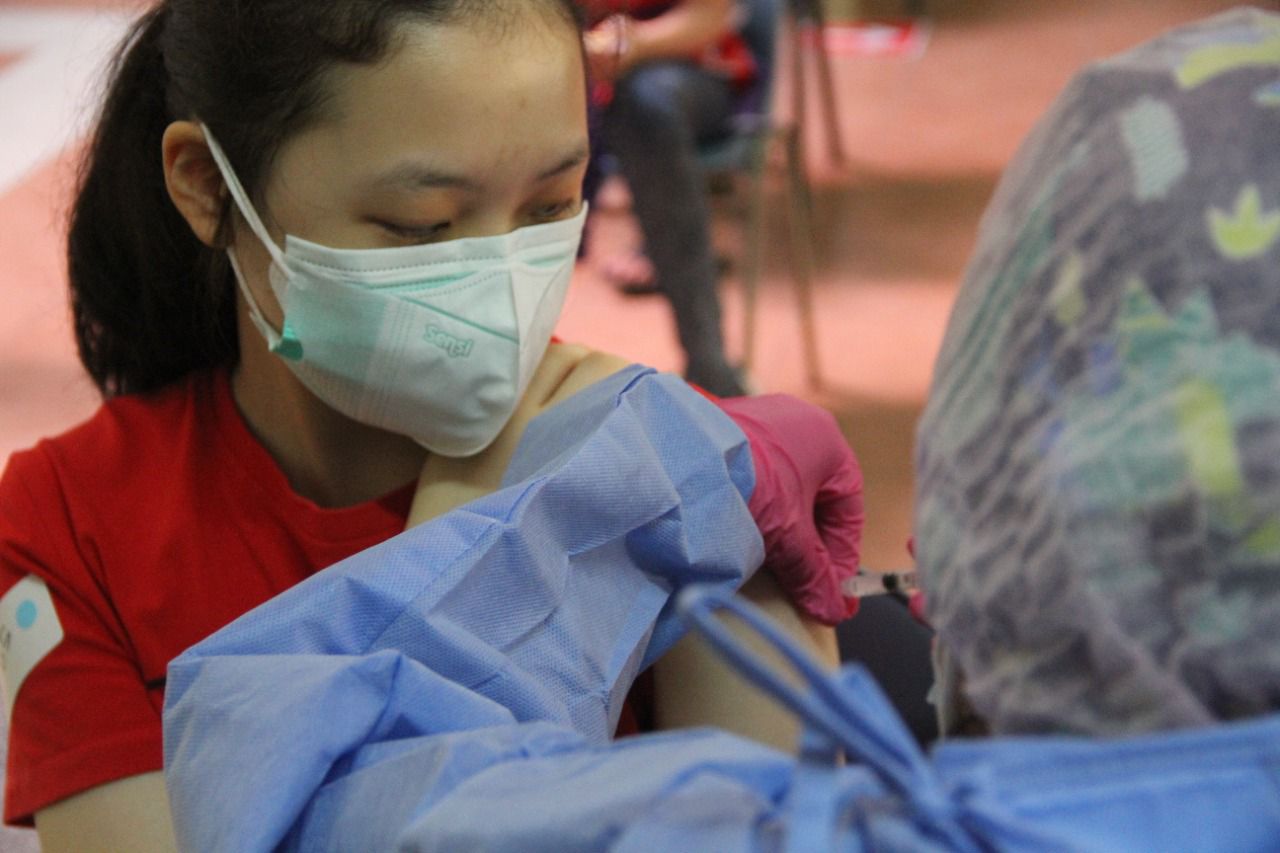 Salah satu pelajar sedang disuntik vaksin covid-19 dosis kedua di Stella Maris School BSD, Jumat (20/8) 