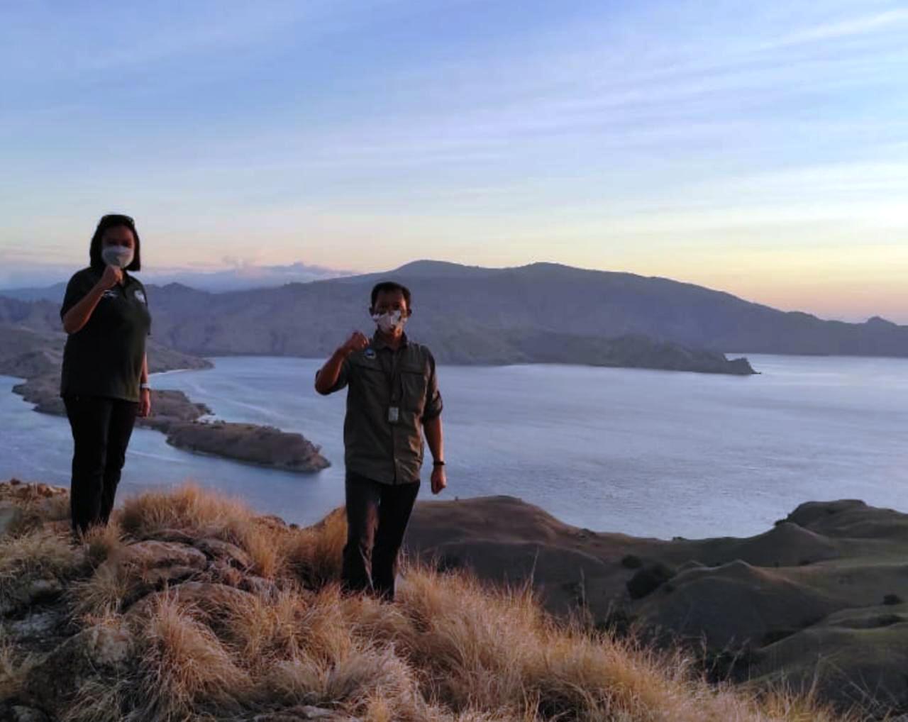 Dirut Badan Pelaksana Otorita Labuan Bajo Flores, Shana Fatina (kiri) bersama Kepala BTNK, Lukita Awang, di Gili Lawa,Taman Nasional Komodo.