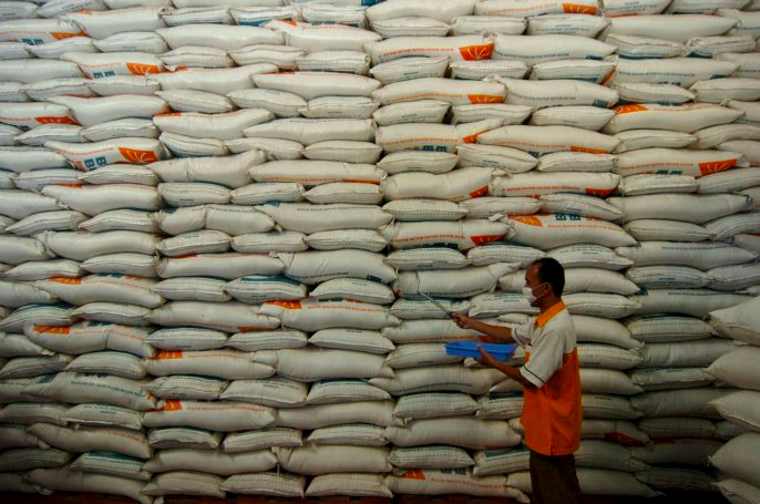 Ilustrasi - Petugas Bulog sedang mengambil sampel beras.