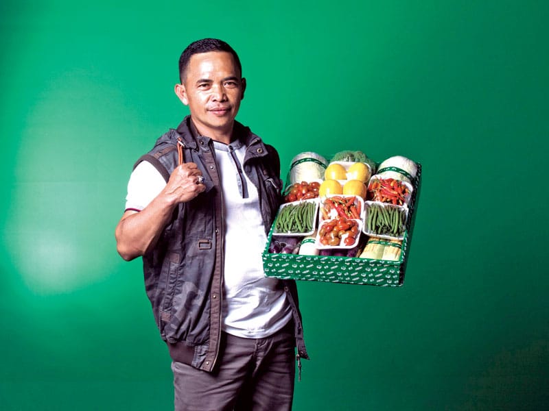 Ulus Pirnawan, eksportir asal Desa Suntenjaya, Bandung Barat, memilih baby buncis sebagai lahan bisnis masa depan. 