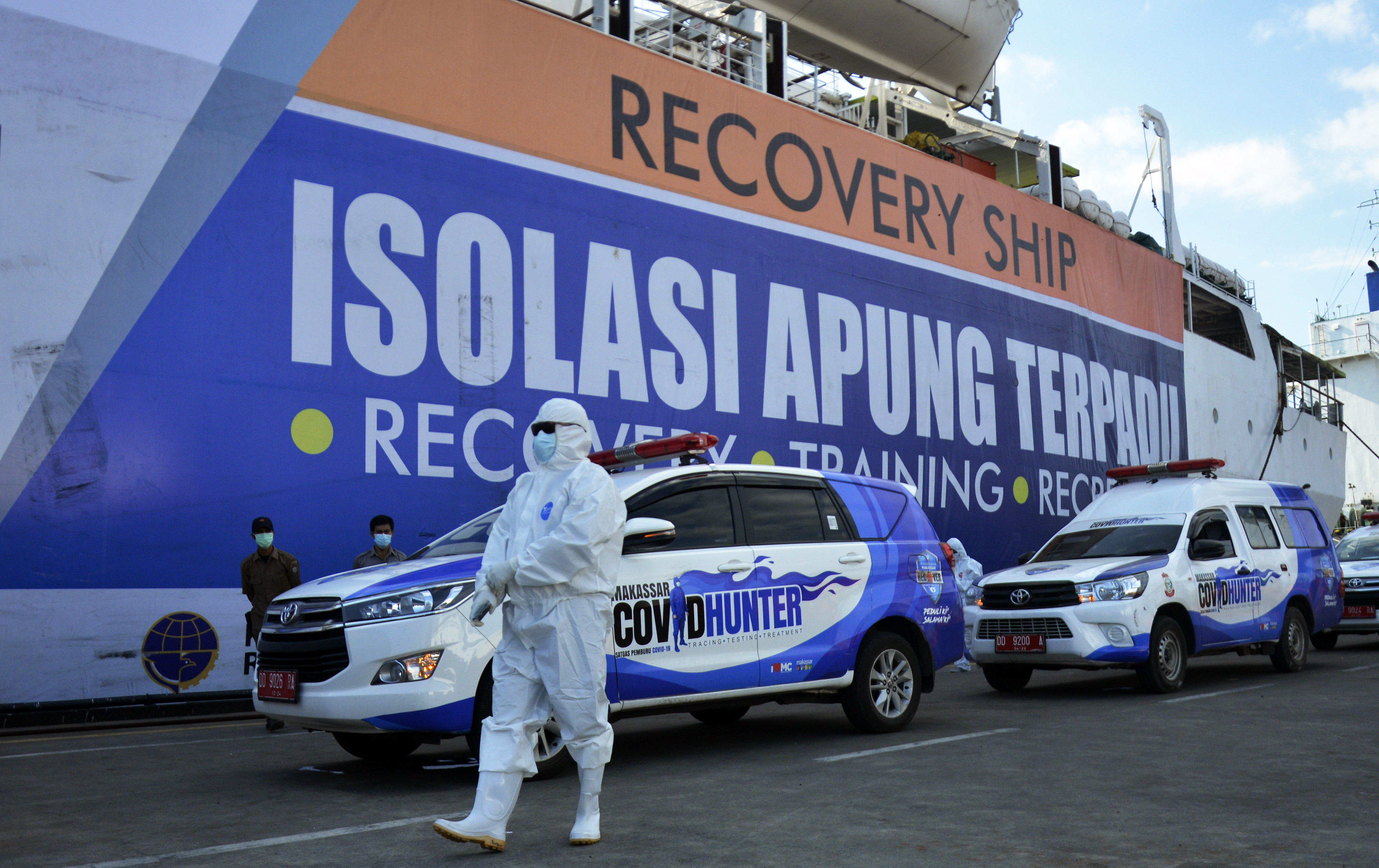Petugas kesehatan bersiap mengantar pasien orang tanpa gejala (OTG) Covid-19 ke atas KM Umsini di Pelabuhan Sukarno Hatta, Makassar, Sulsel.
