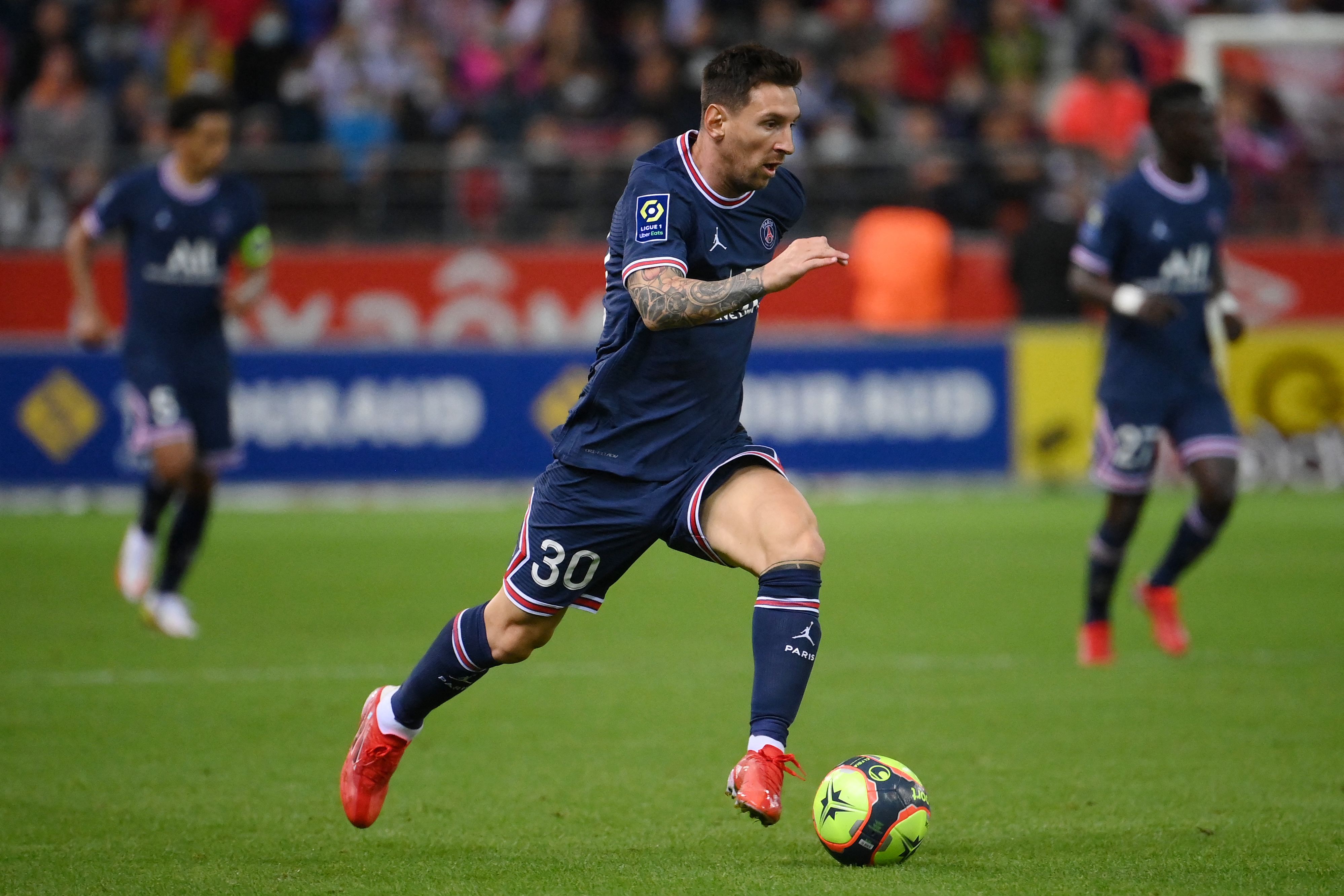 Penyerang PSG Liuonel Messi melakukan debutnya dalam laga Ligue 1 melawan Reims.