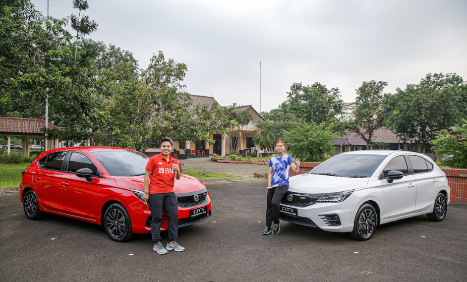 Greysia Polii dan Apriyani Rahayu bersama Honda City Hatchback RS pemberian PT Honda Prospect Motor.