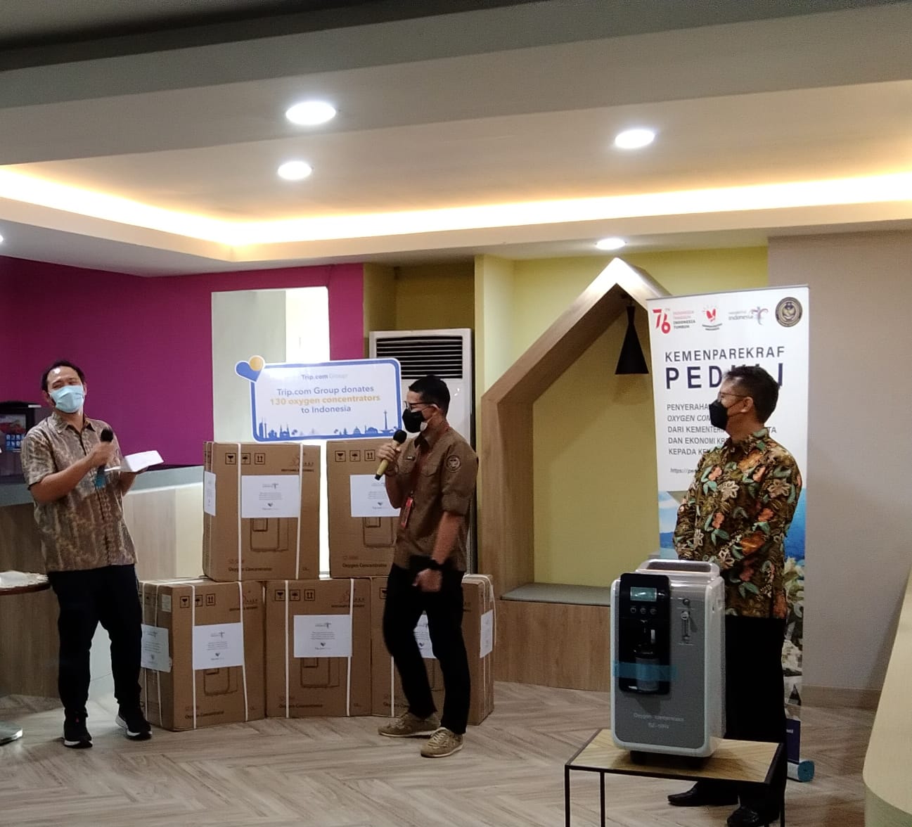 Menparekraf dan Menkes Terima Donasi Oksigen Konsentrator