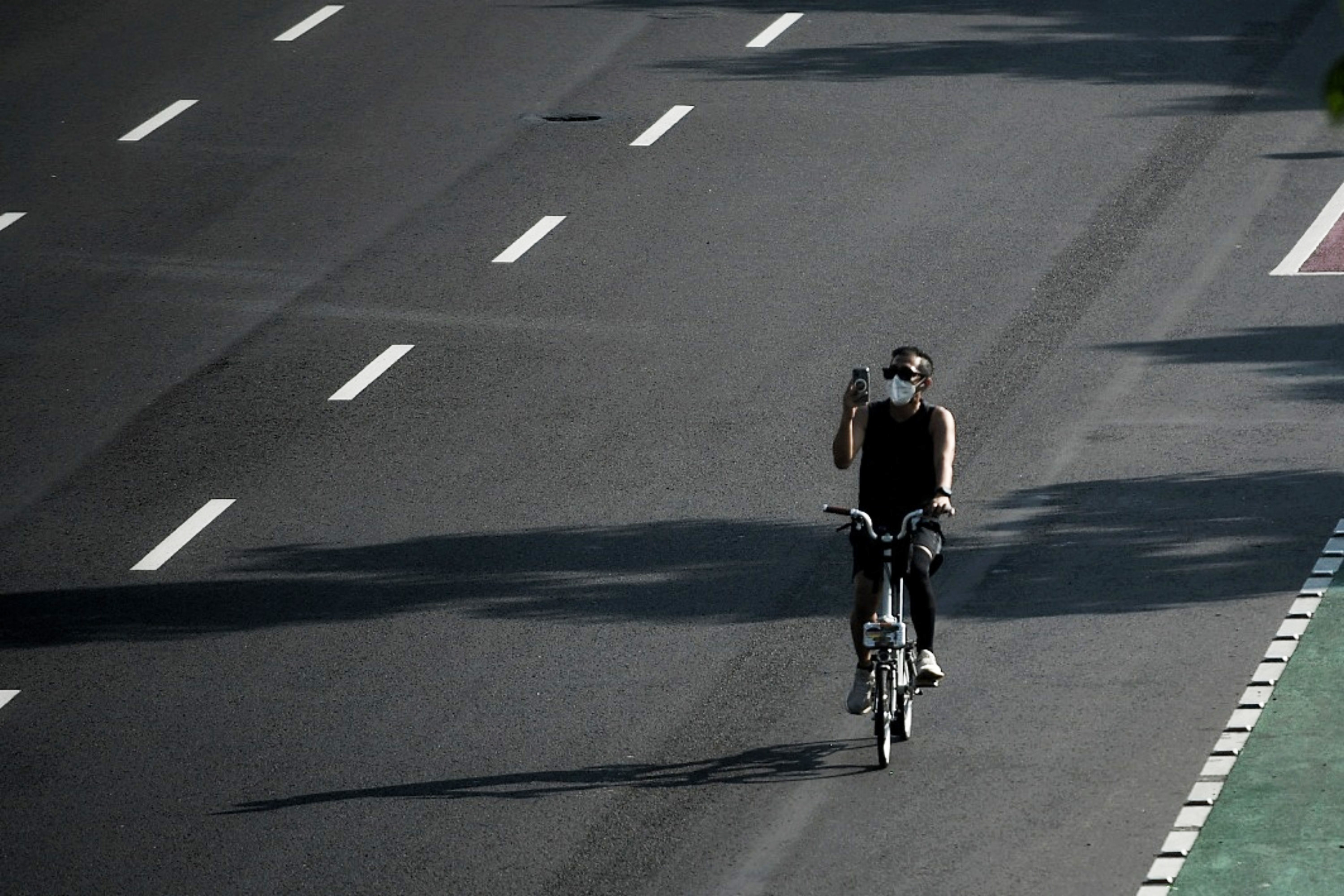 Warga bersepeda saat pemberlakuan pembatasan kegiatan masyarakat (PPKM) darurat di jalan Jenderal Sudirman, Jakarta, Minggu (4/7/2021).