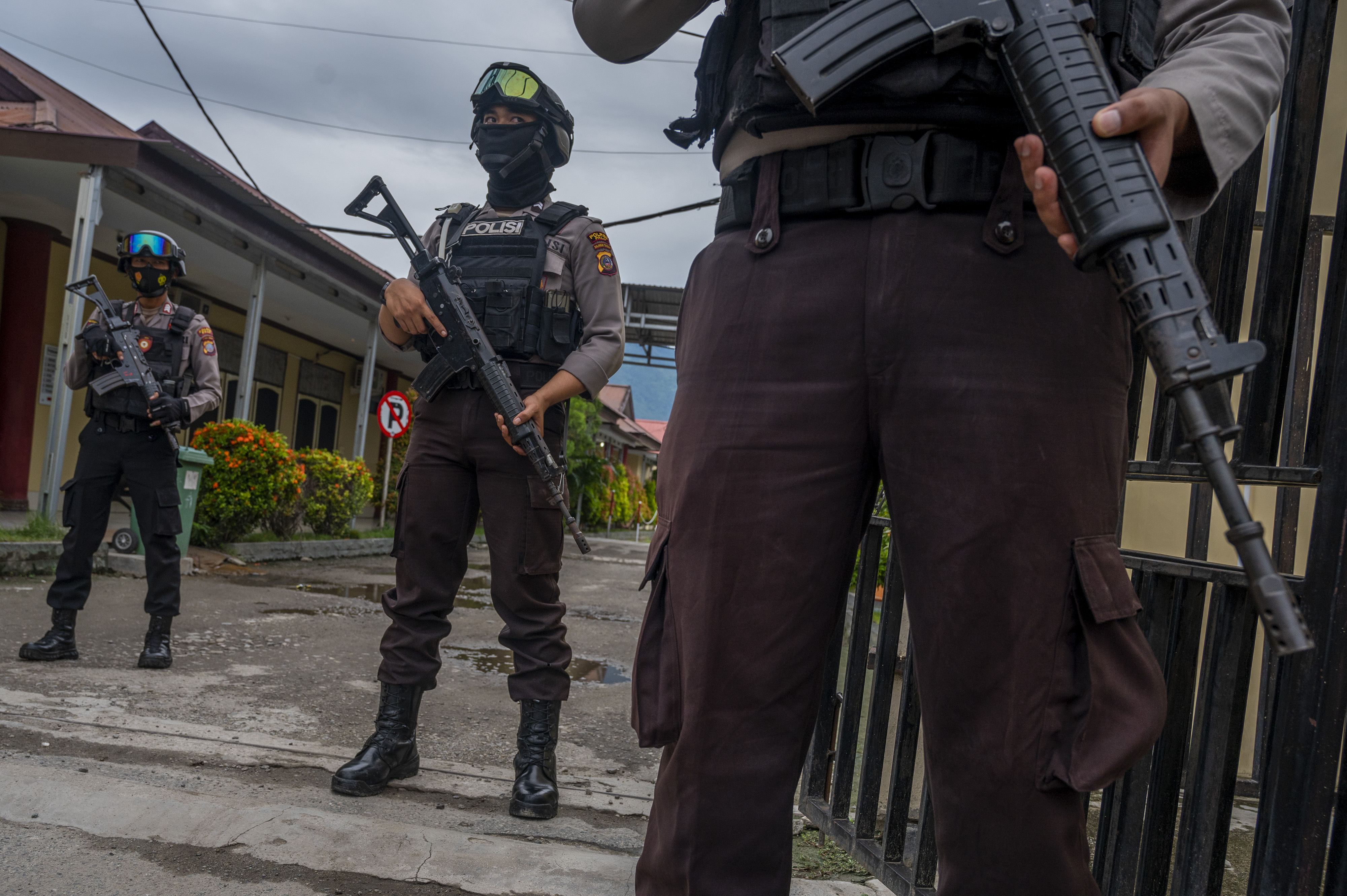 Ilustrasi petugas kepolisian tengah berjaga dari ancaman aksi terorisme.