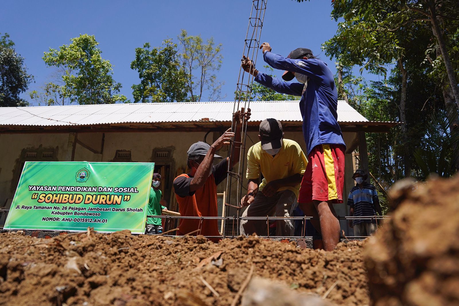 SIG Peduli memberikan bantuan pembangunan MCK di Yayasan Shohibud Durun, Jambesari, Kabupaten Bondowoso, Kamis (26/8/2021).