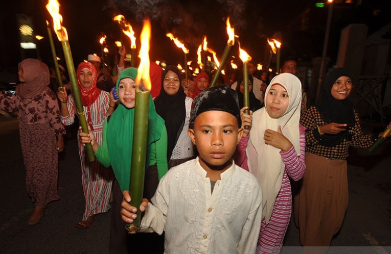 Warga membawa obor berkeliling kota di Palu, Sulawesi Tengah. Pawai obor itu dalam rangka merayakan Tahun Baru Islam 1 Muharram.